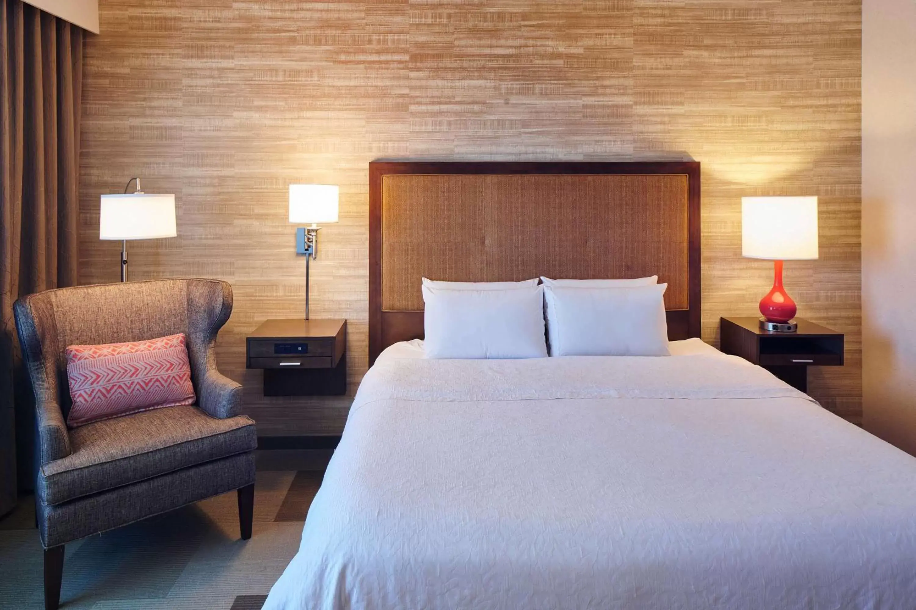 King Room with Bath Tub - Mobility/Hearing Accessible - Non-Smoking in Hampton Inn & Suites Oahu/Kapolei, HI - FREE Breakfast King Room with Bath Tub - Mobility/Hearing Accessible - Non-Smoking in Hampton Inn & Suites Oahu/Kapolei, HI - FREE Breakfast