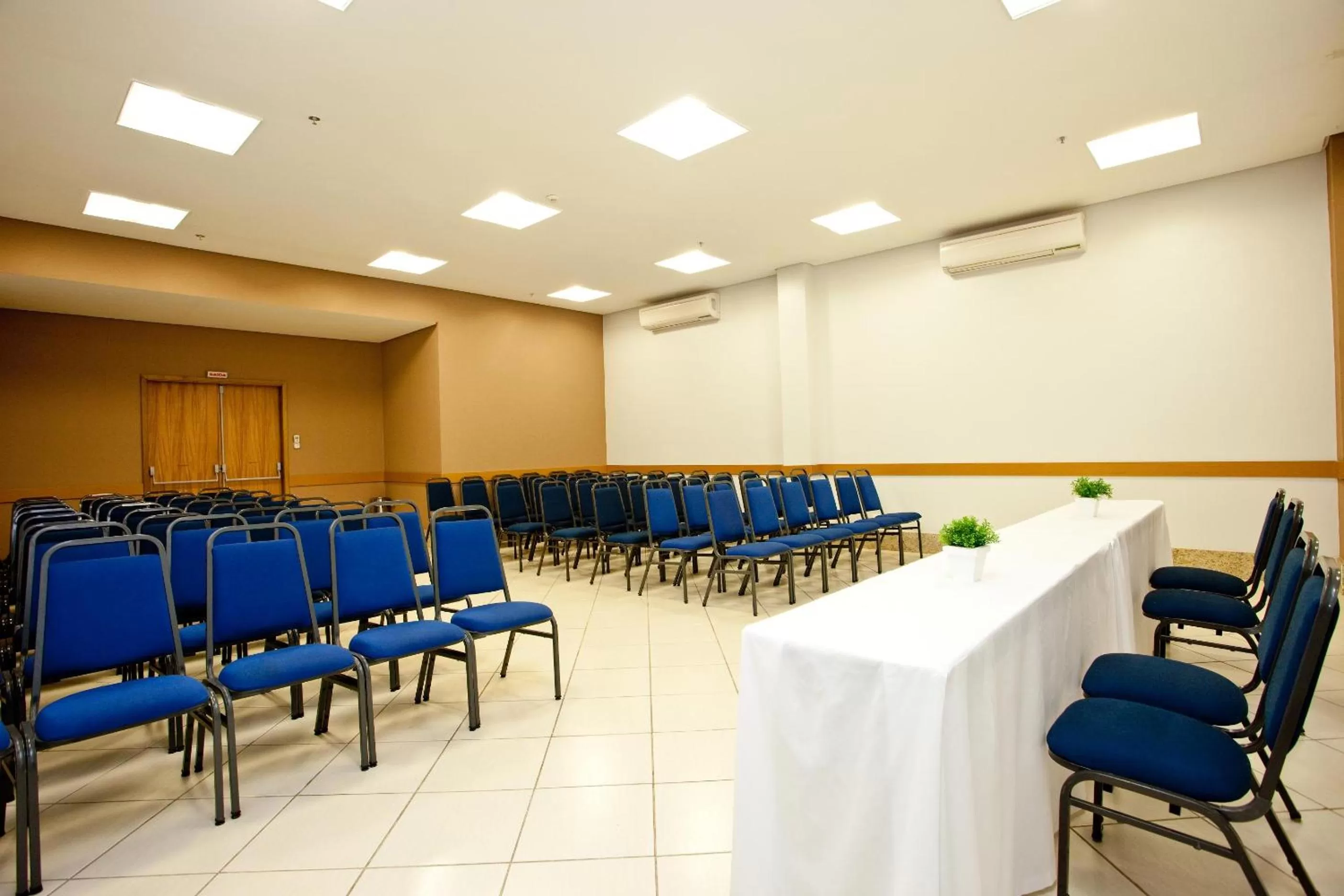 Business facilities in America Towers Hotel
