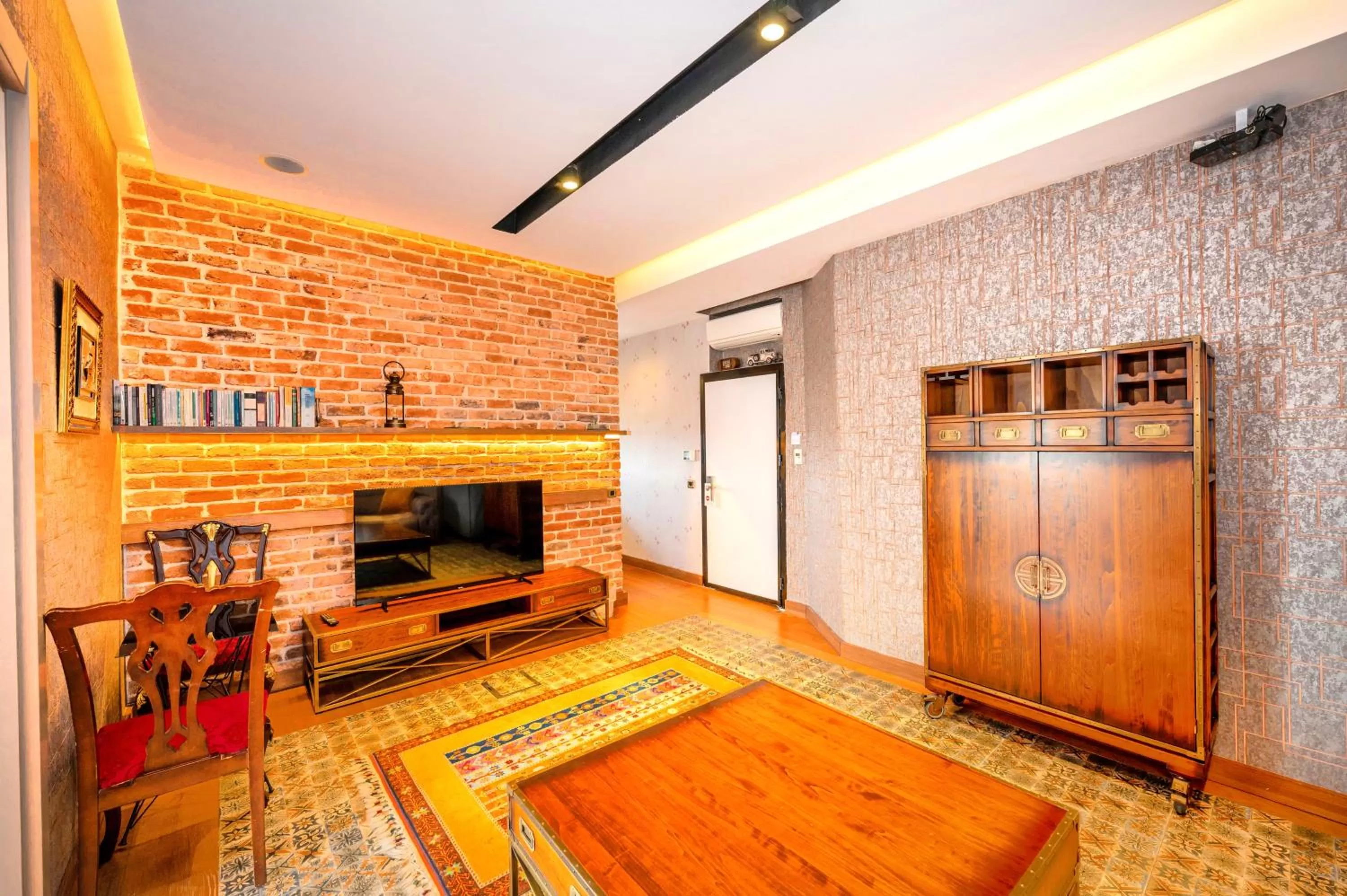 Communal lounge/ TV room in O'Pera Okanlı Suites