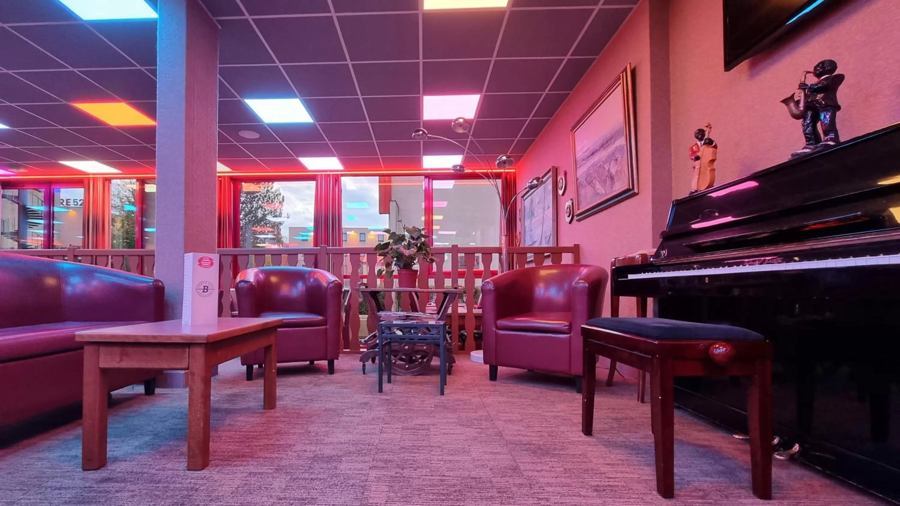 Communal lounge/ TV room in Hôtel Siatel Besançon Chateaufarine