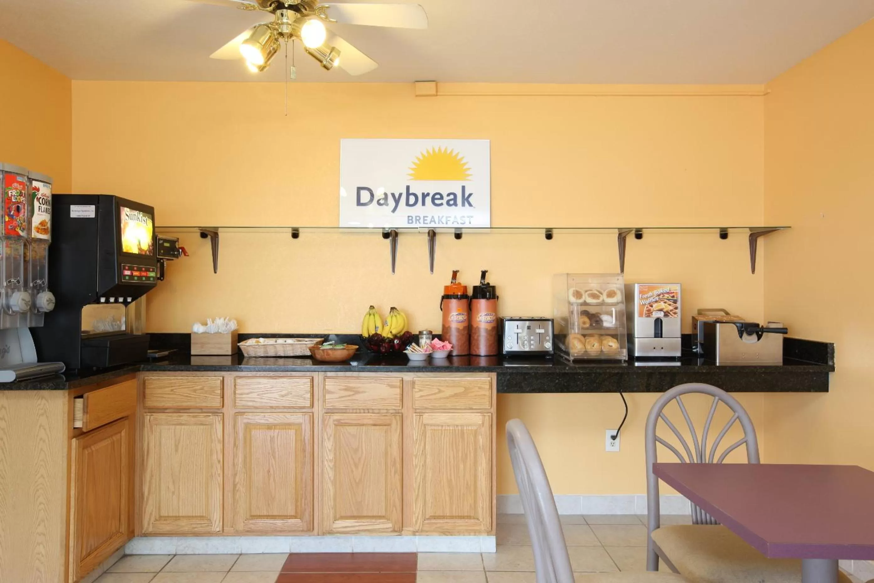 Restaurant/places to eat in Days Inn by Wyndham Queensbury/Lake George