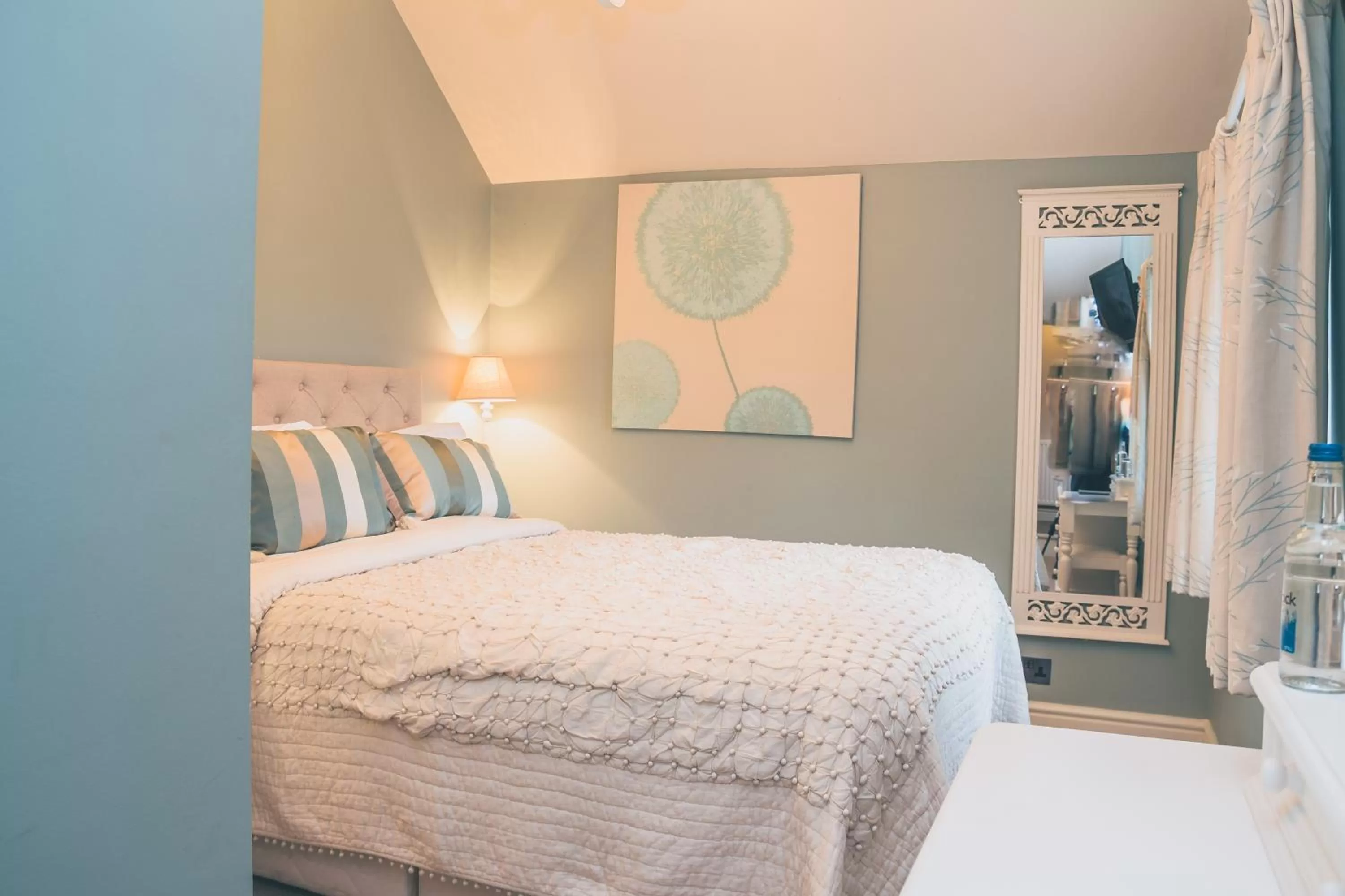 Photo of the whole room in The Salwey Arms