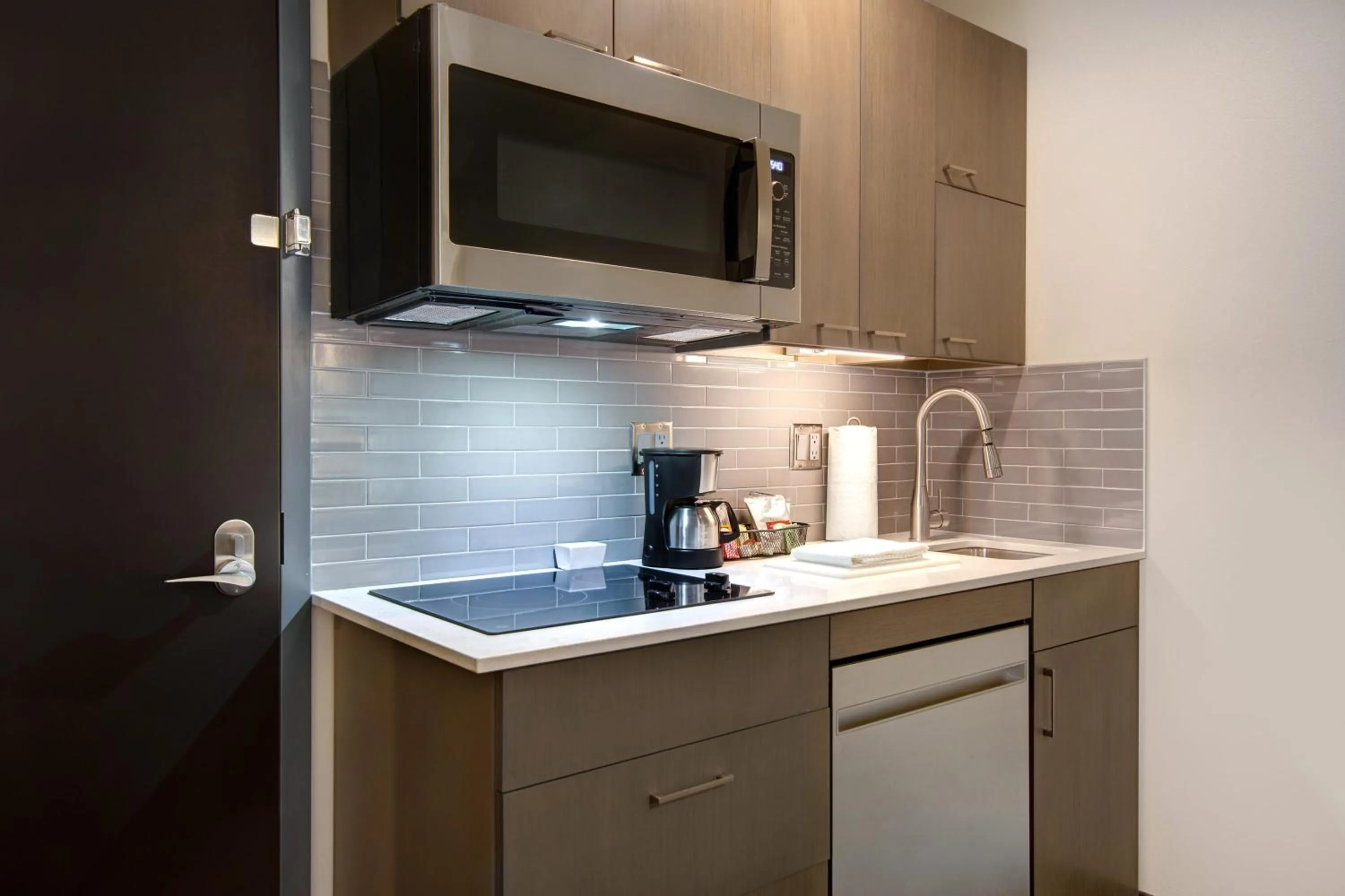 kitchen in Hyatt House Mall Of America Msp Airport