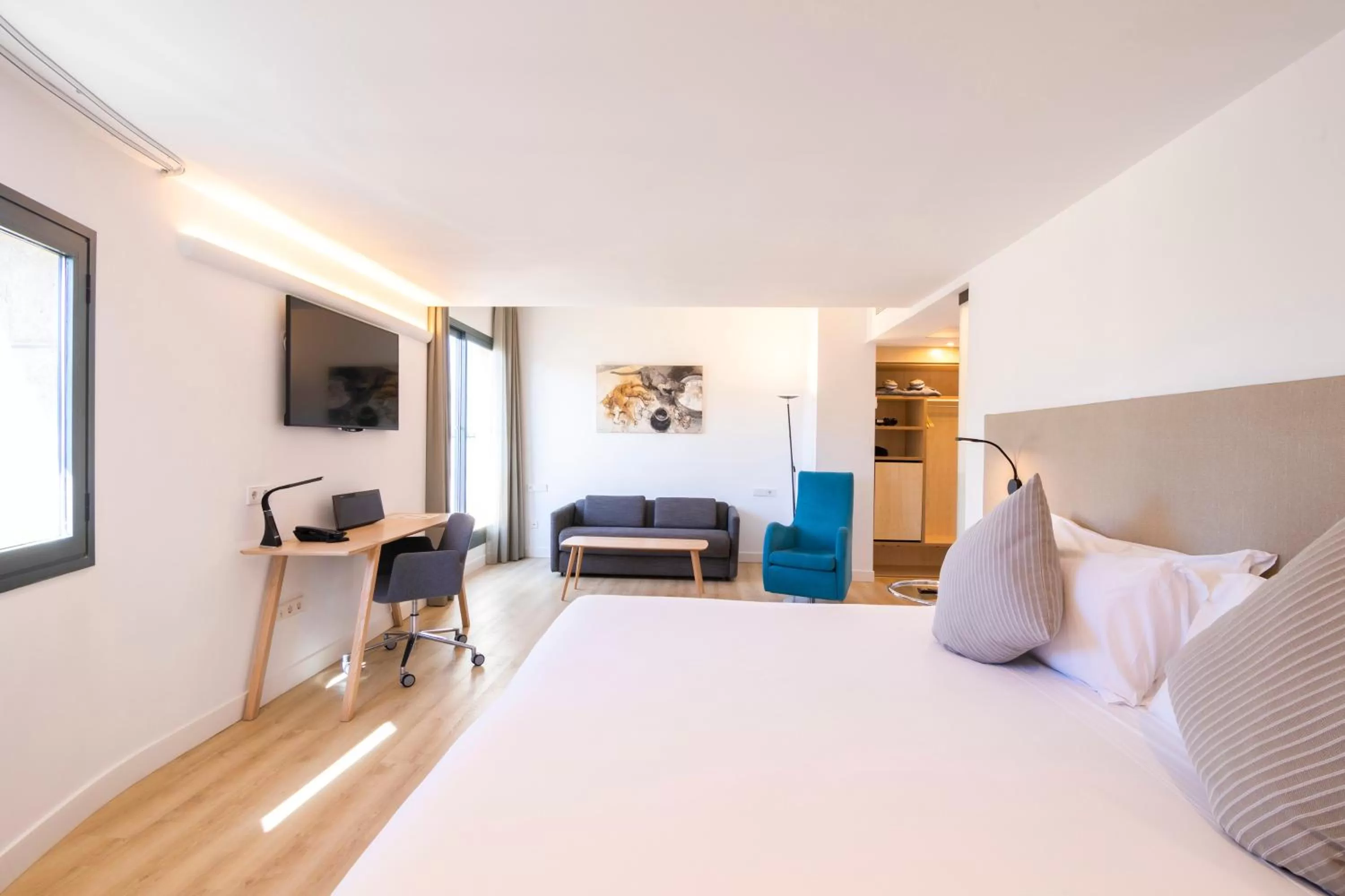 Photo of the whole room, Bed in INNSiDE by Meliá Palma Center