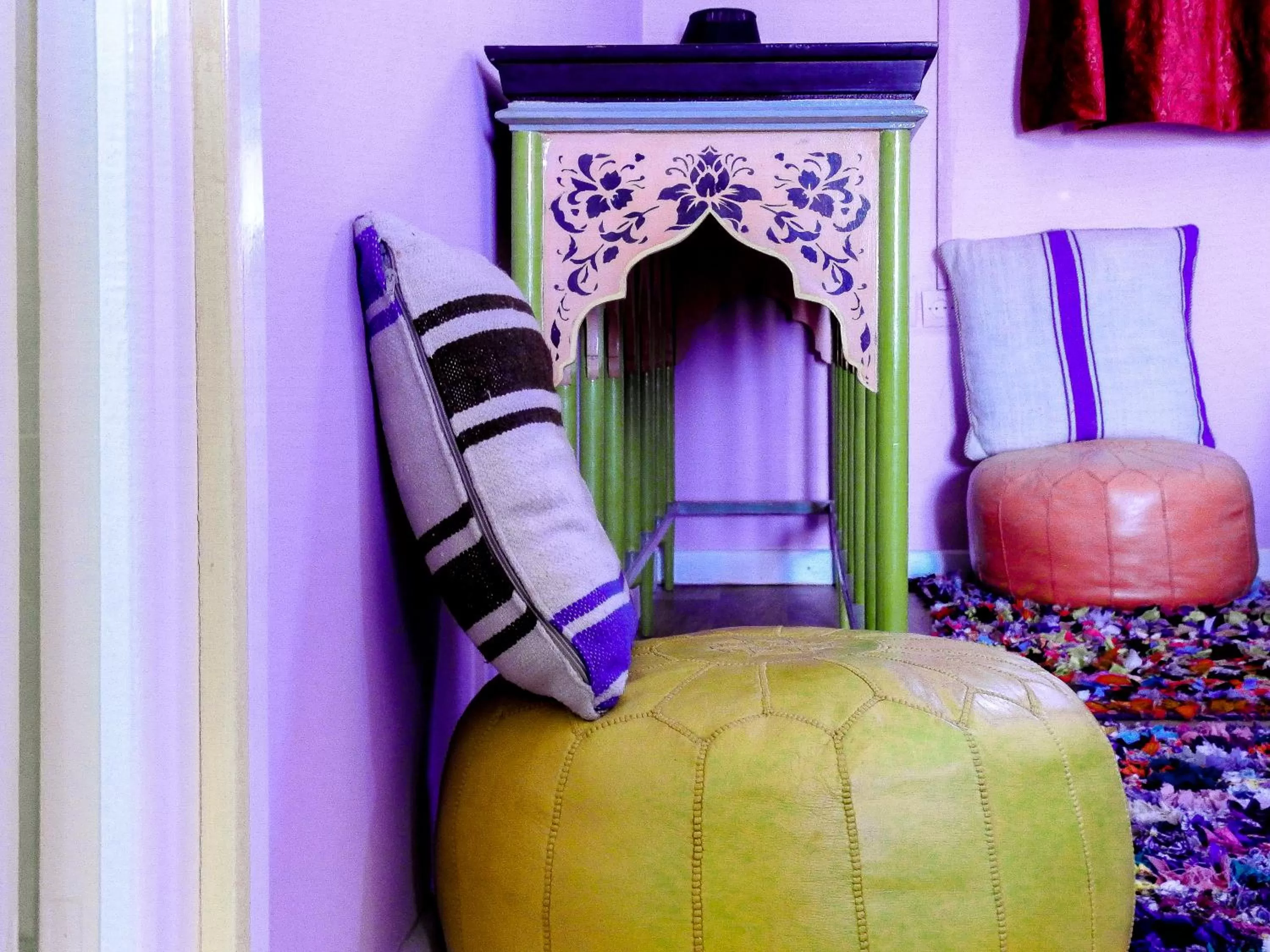 Seating area, Bed in Le Bleu House