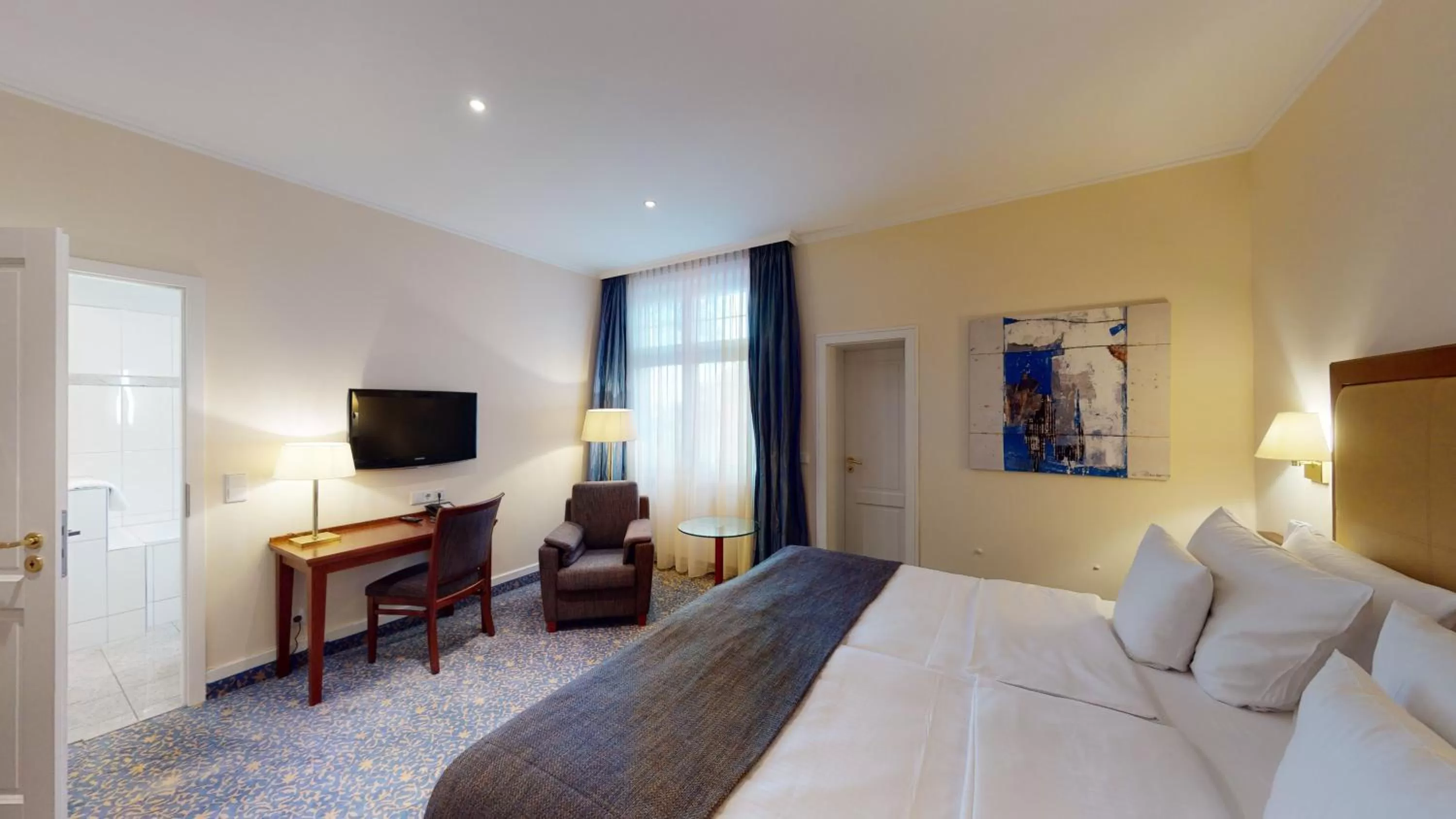 Bedroom, Bed in Hotel Oranien Wiesbaden