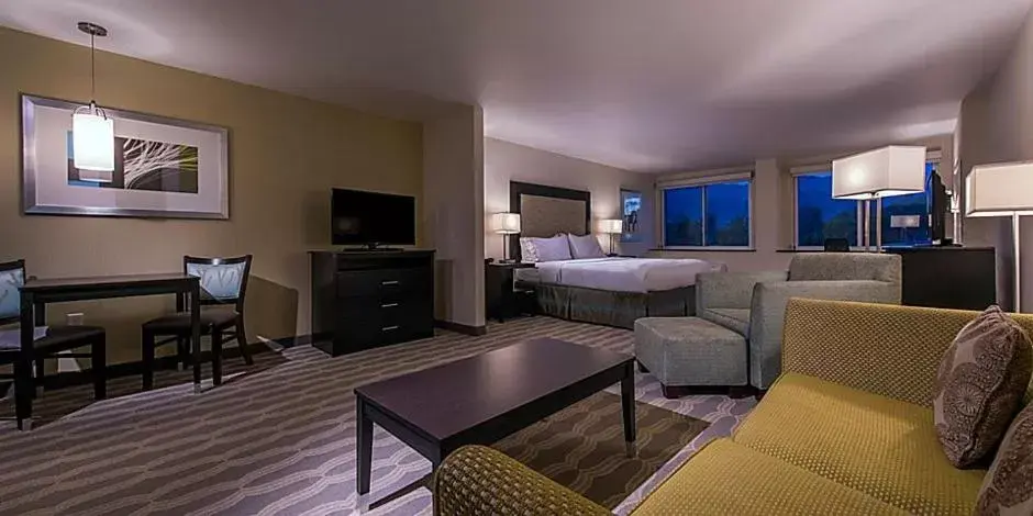 Deluxe King Suite - Hearing Accessible - Mountain View in Holiday Inn Express & Suites Colorado Springs Central by IHG Deluxe King Suite - Hearing Accessible - Mountain View in Holiday Inn Express & Suites Colorado Springs Central by IHG