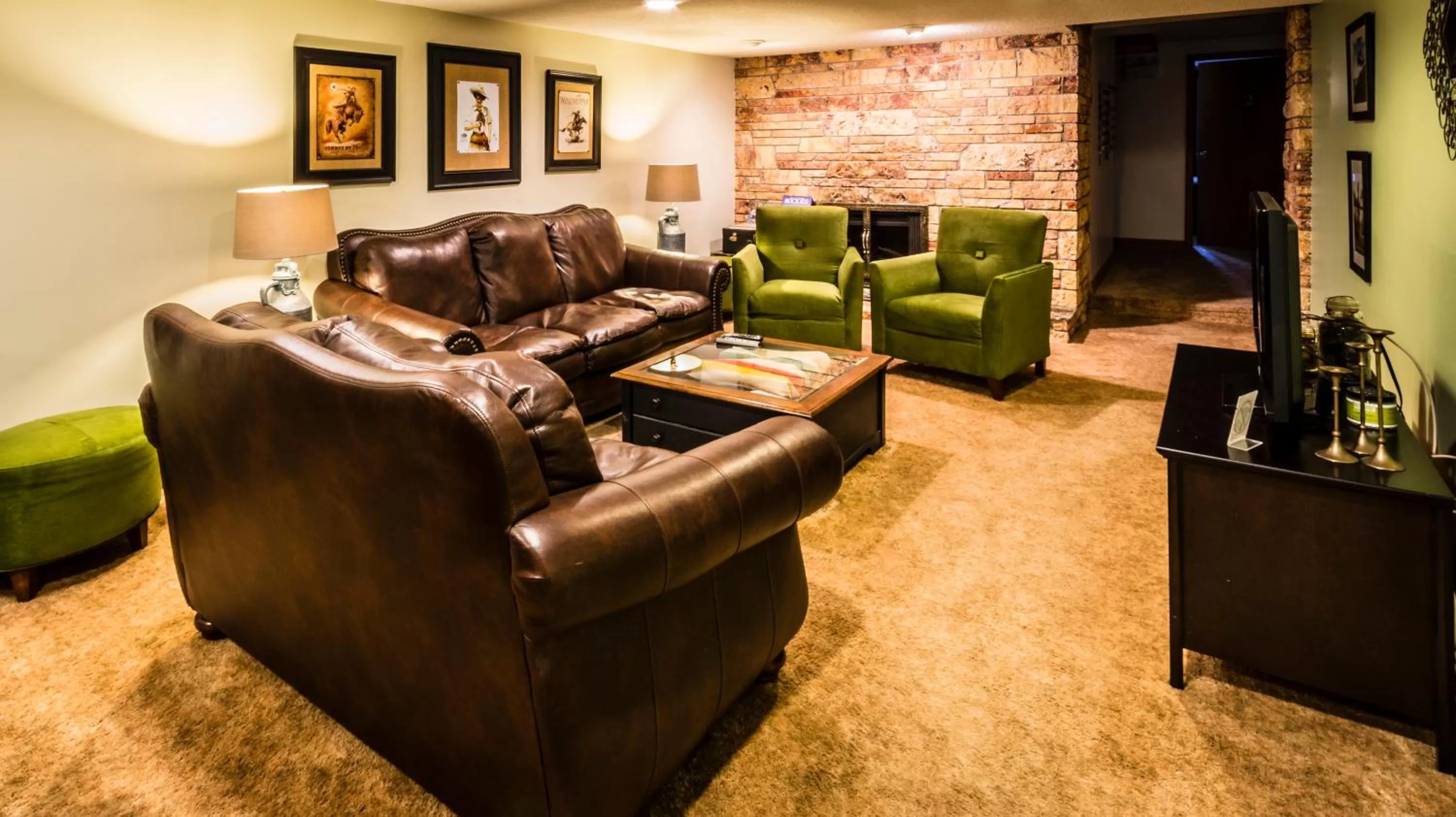 Communal lounge/ TV room in Rustlers Lodge