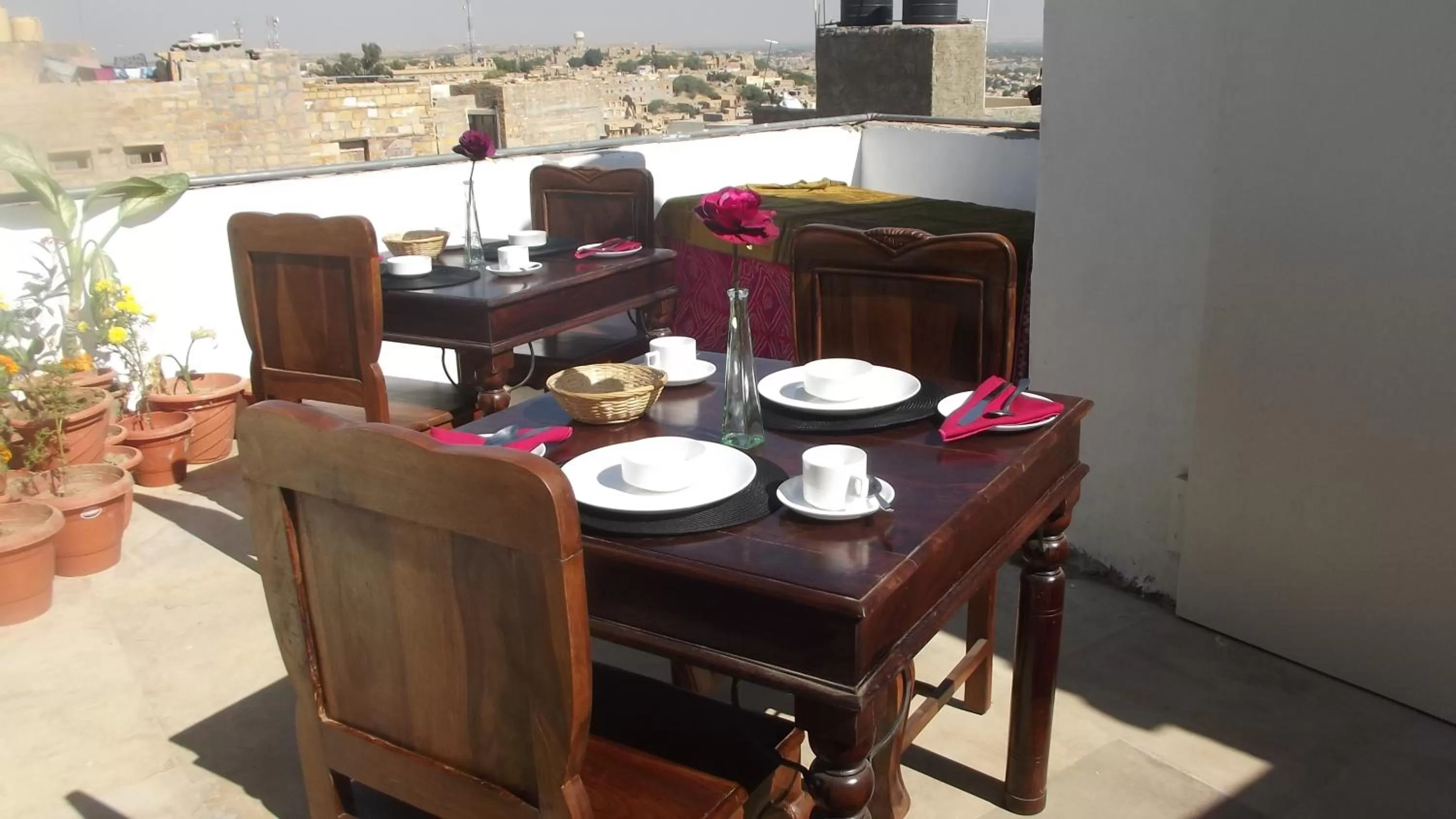 Restaurant/places to eat in Hotel Shahi Garh