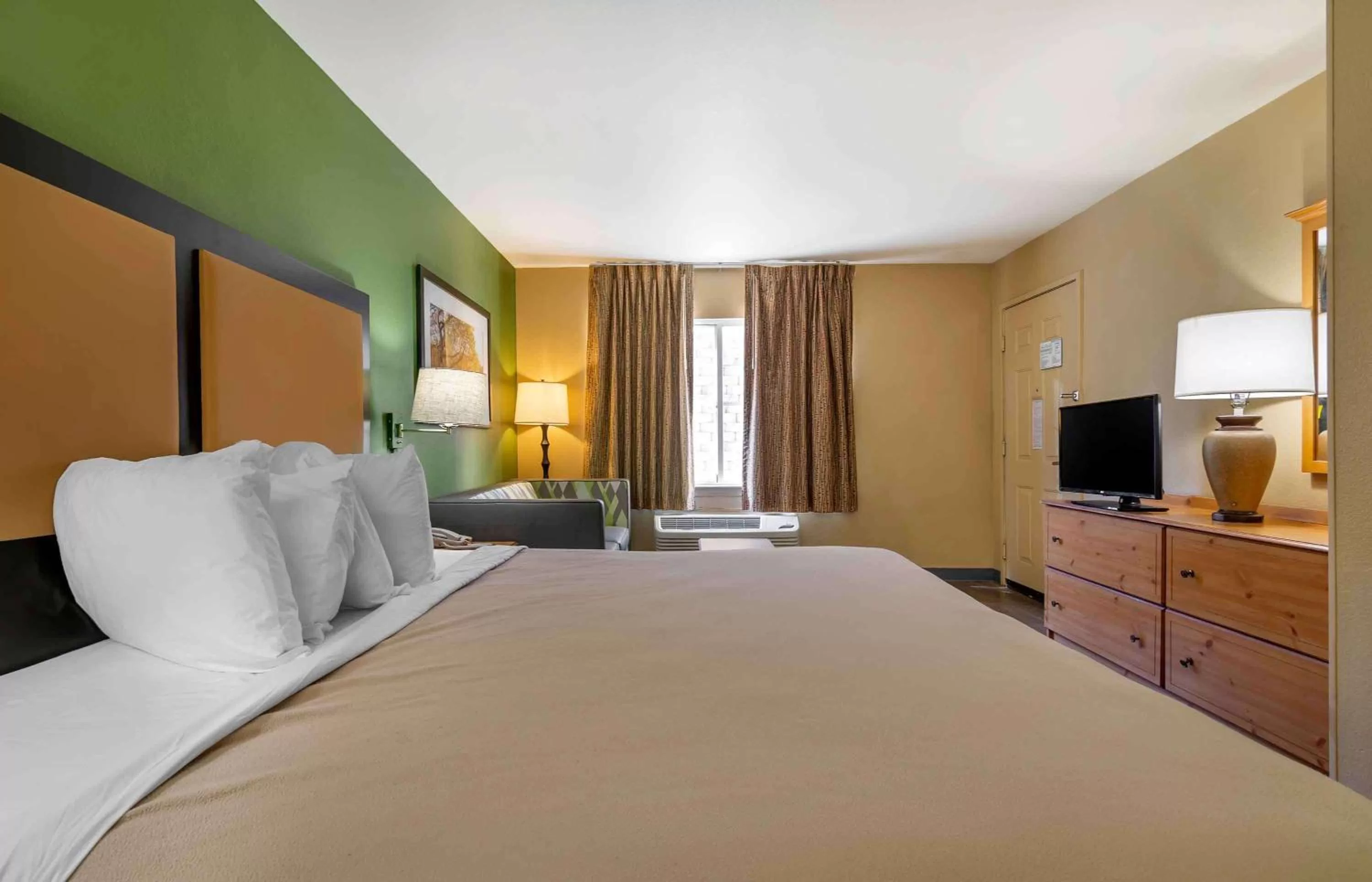 Bedroom, Bed in Extended Stay America Suites - Kansas City - Shawnee Mission
