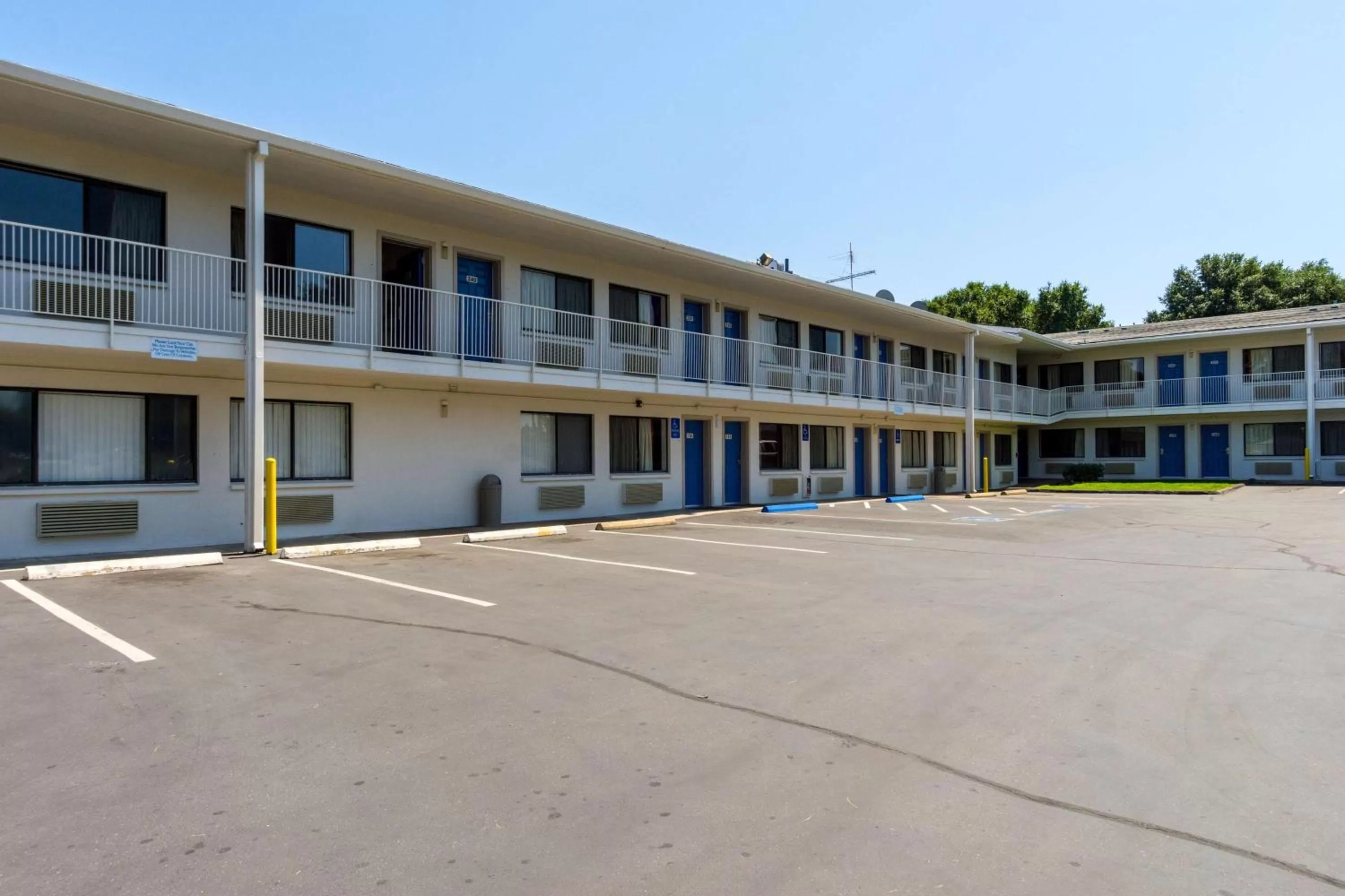 Property building in Motel 6-Redding, CA - Central