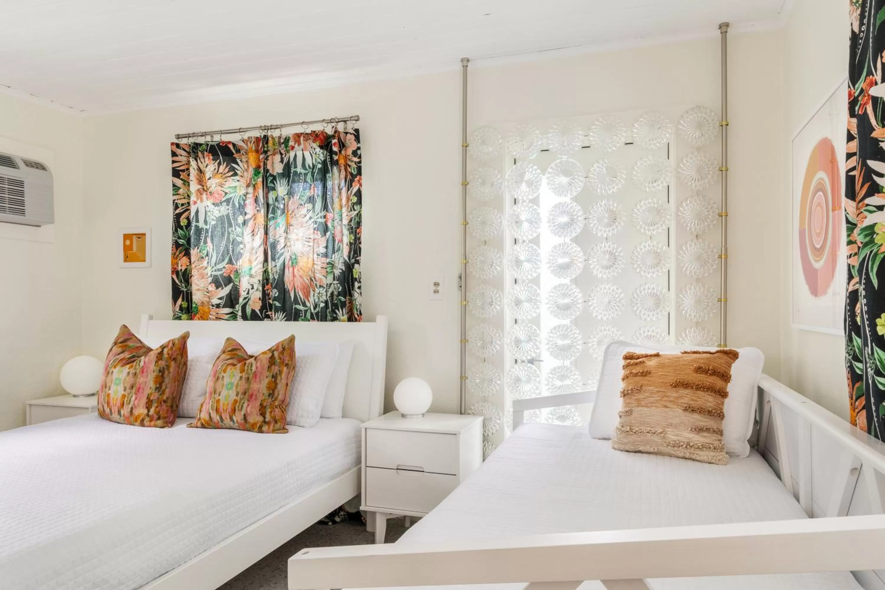 Bedroom in Sunset Inn and Cottages