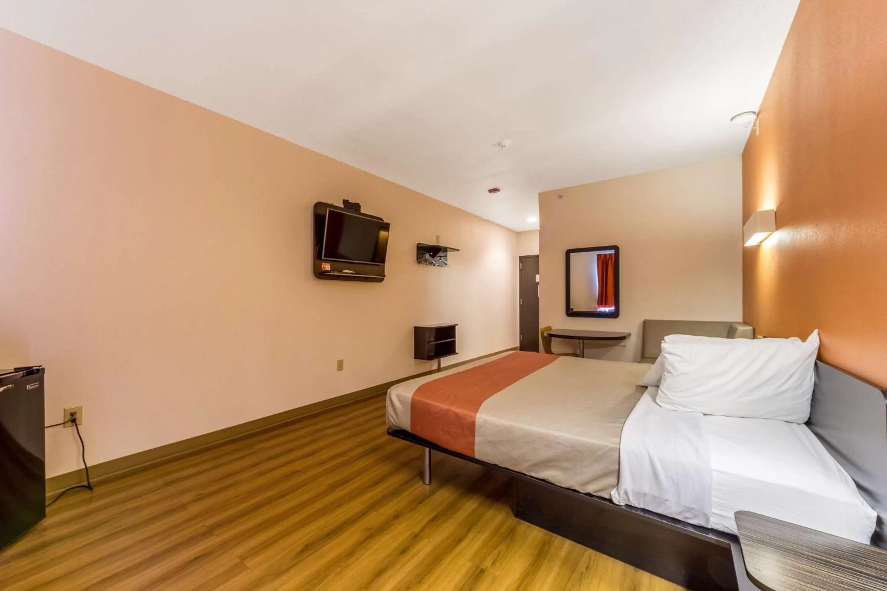 Photo of the whole room, Bed in Motel 6-Jourdanton, TX