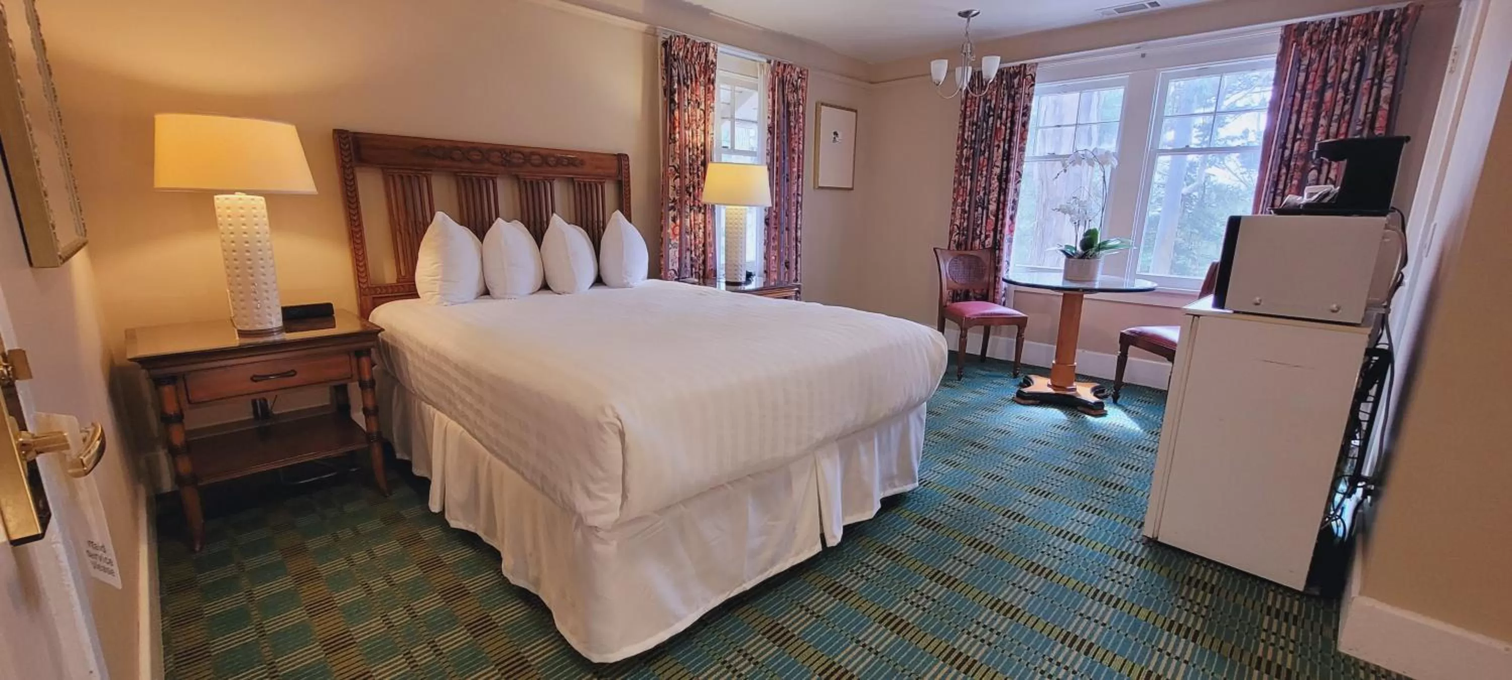Bed in Butterfly Grove Inn