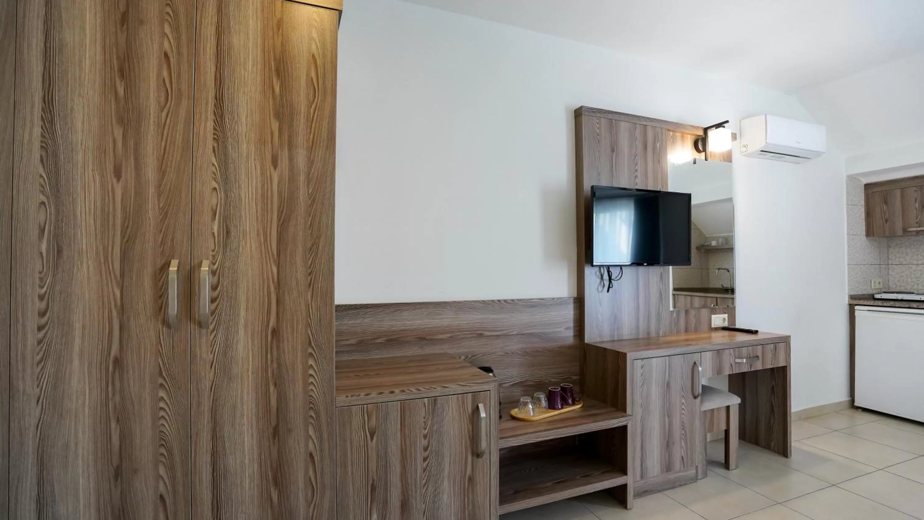 TV and multimedia, TV/Entertainment Center in Cleopatra Ada Apart