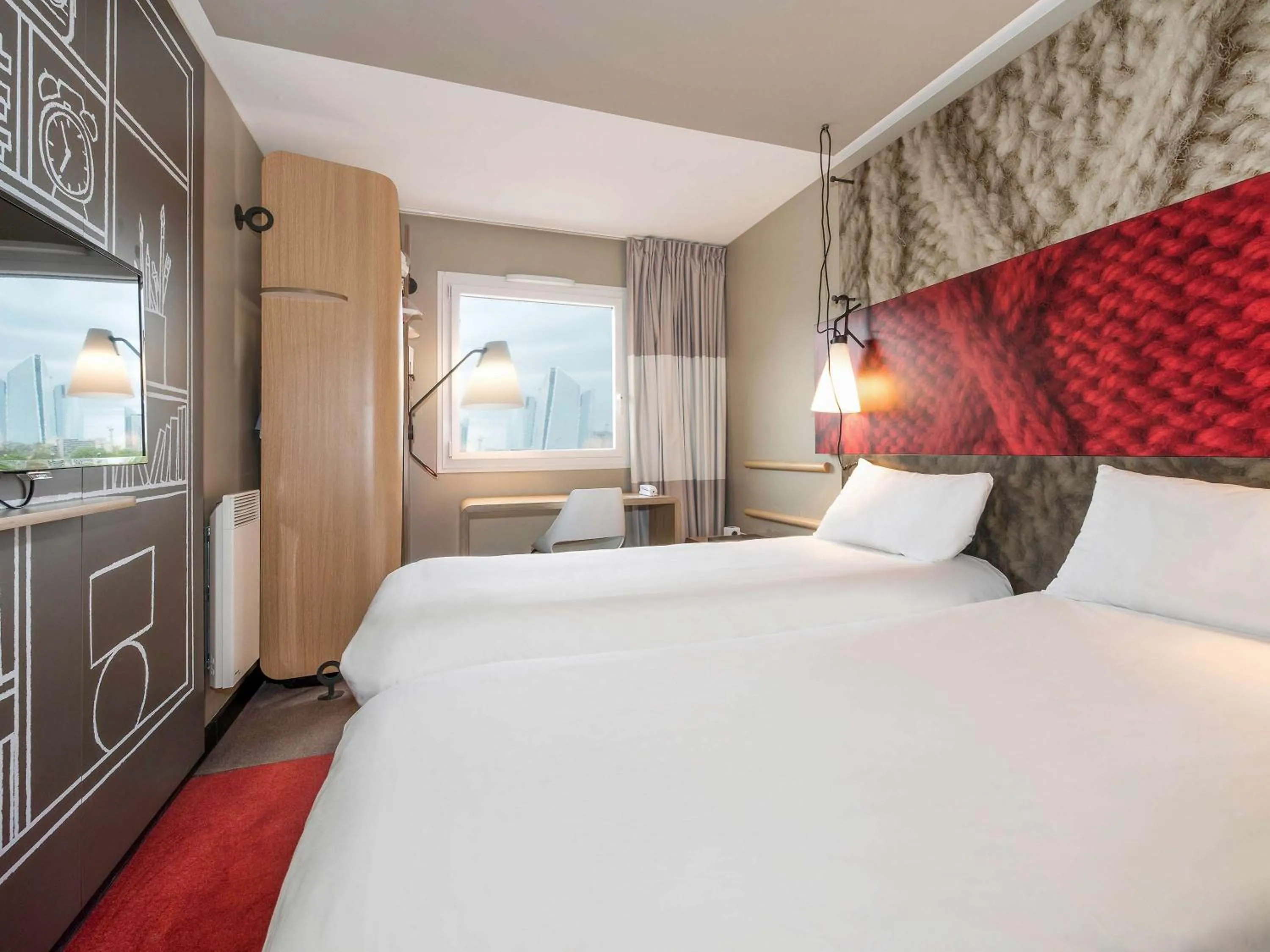 Bed in ibis Nanterre La Défense