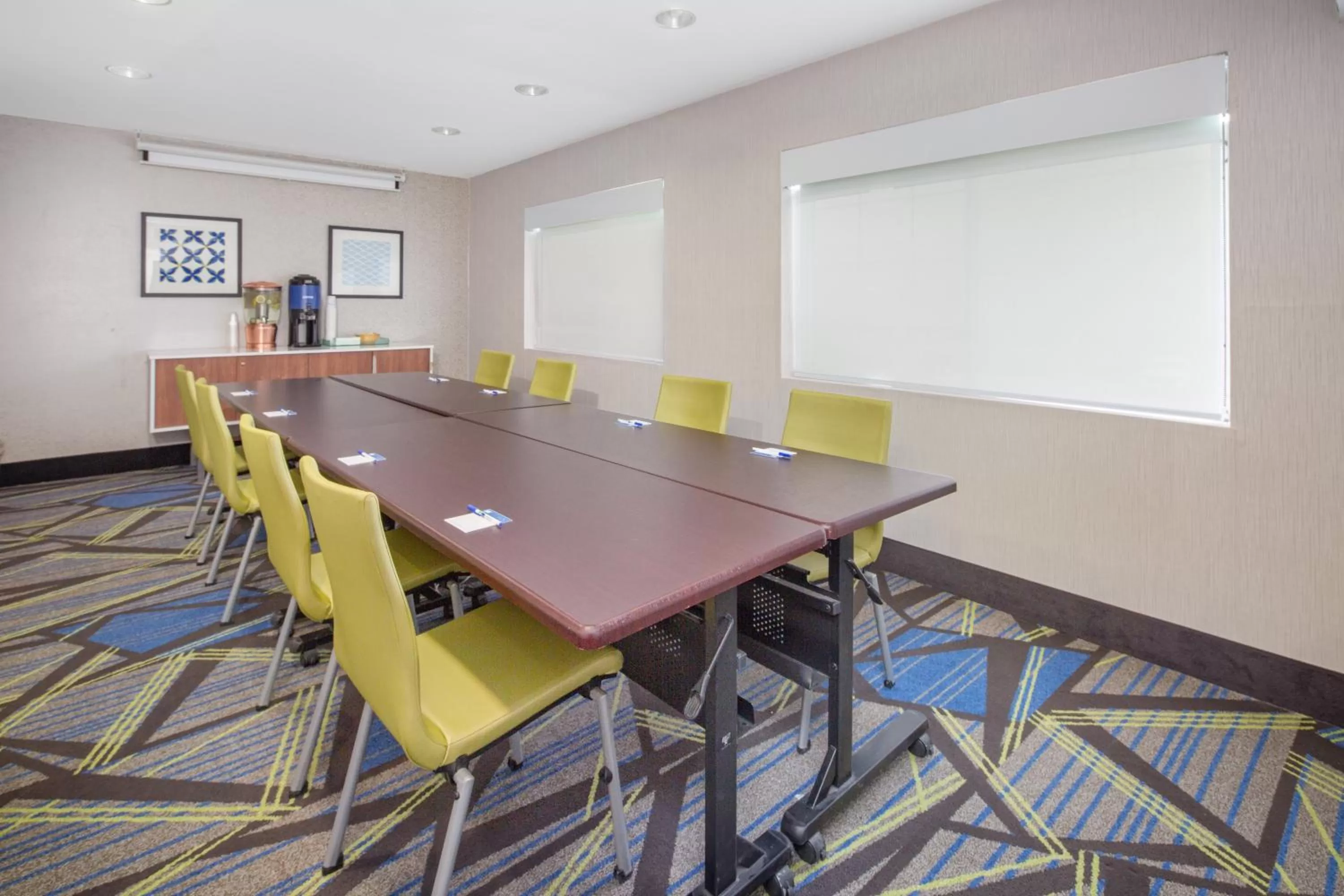 Meeting/conference room in Holiday Inn Express Hotel & Suites Bishop by IHG