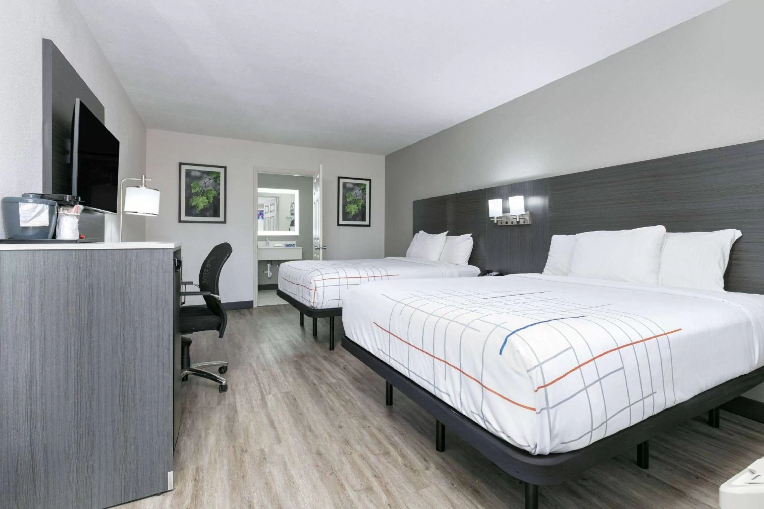 Photo of the whole room, Bed in La Quinta Inn by Wyndham Dallas Uptown