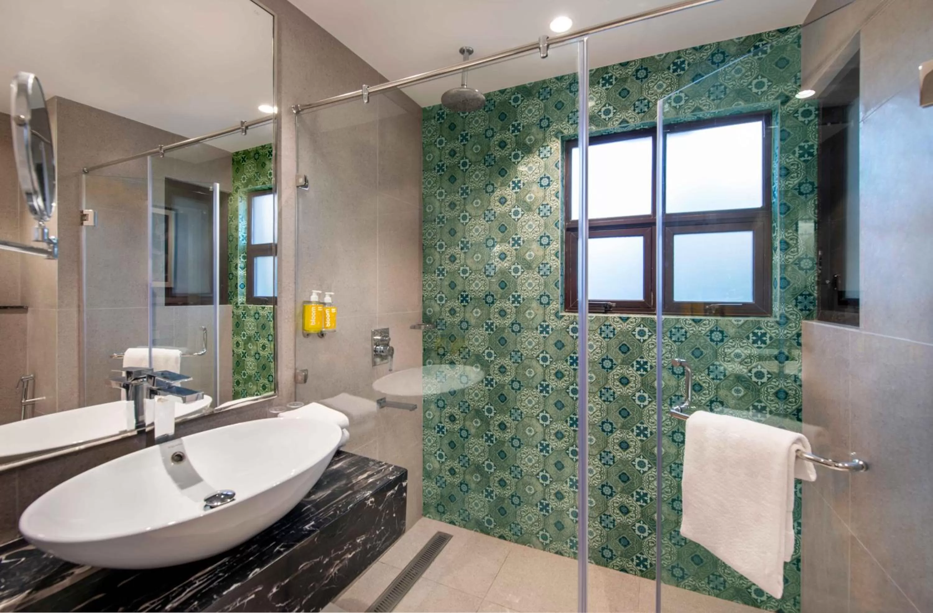 Bathroom in Bloom Boutique l GK1