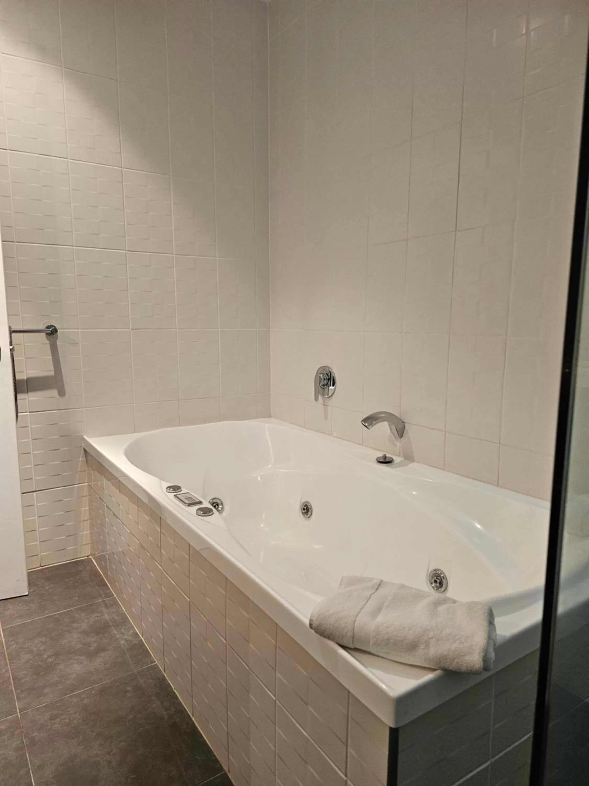 Hot Tub in The Avenue