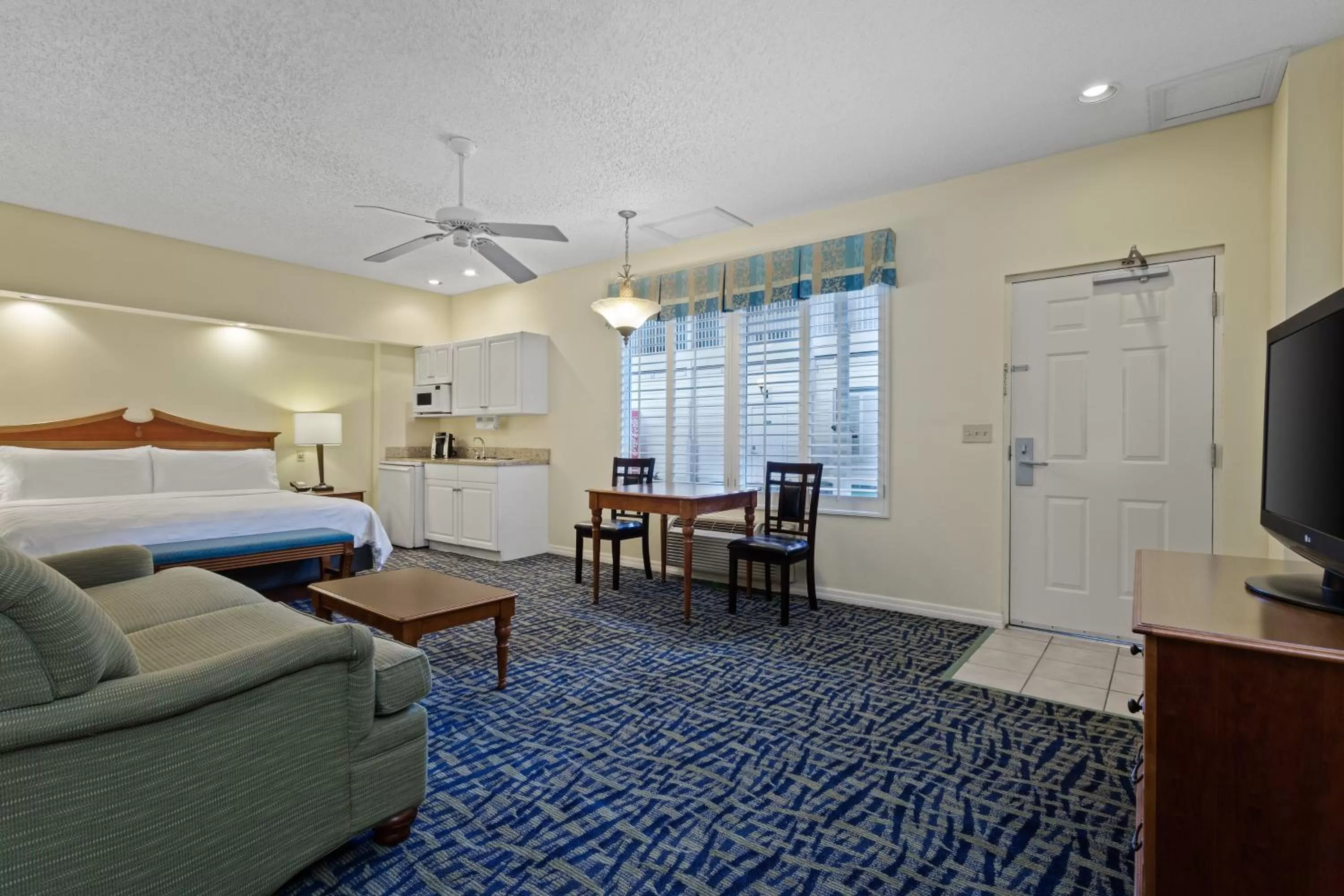 Photo of the whole room, Bed in Holiday Inn & Suites Clearwater Beach S-Harbourside
