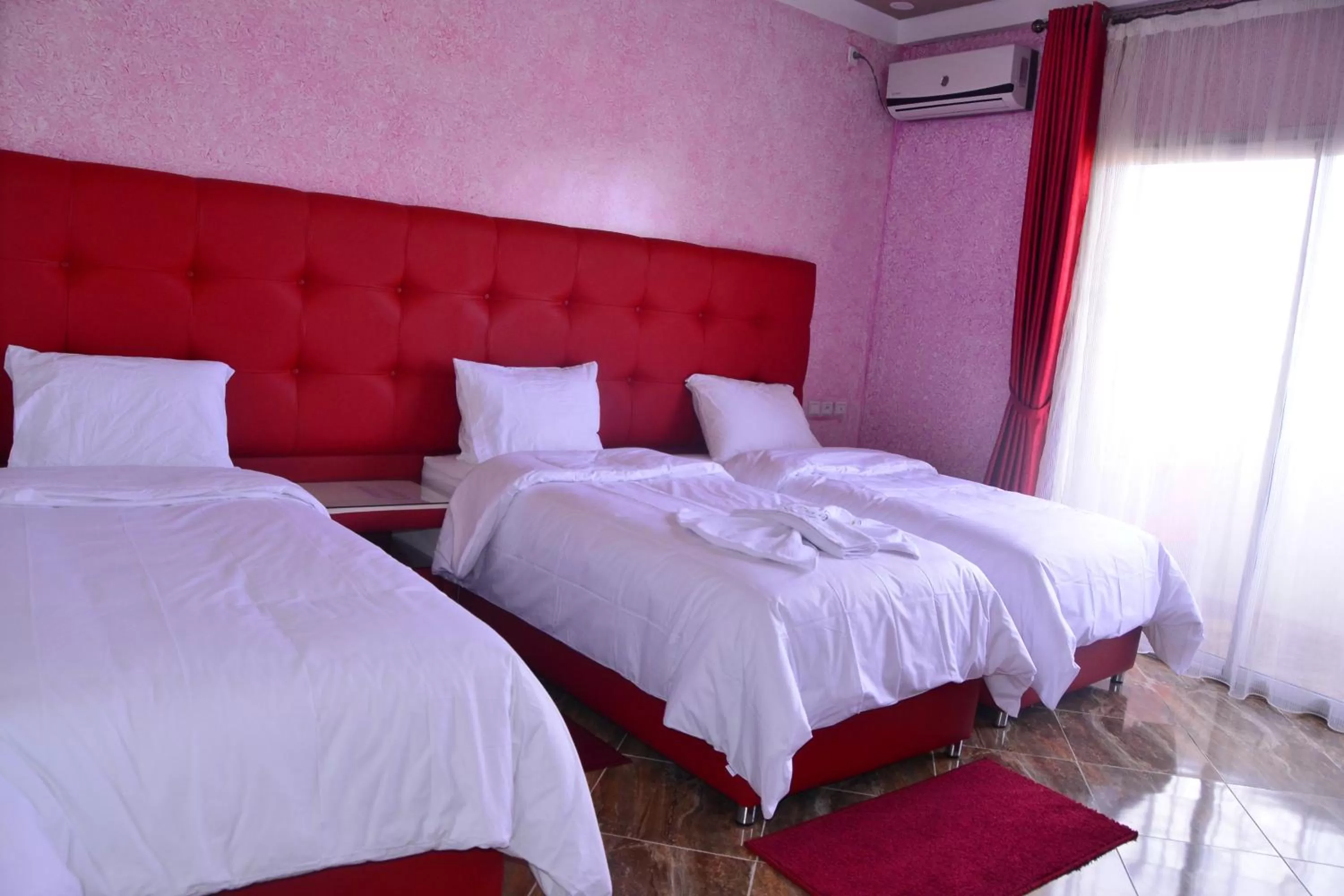 Bed in Hôtel Hadaik Ain Asserdoune