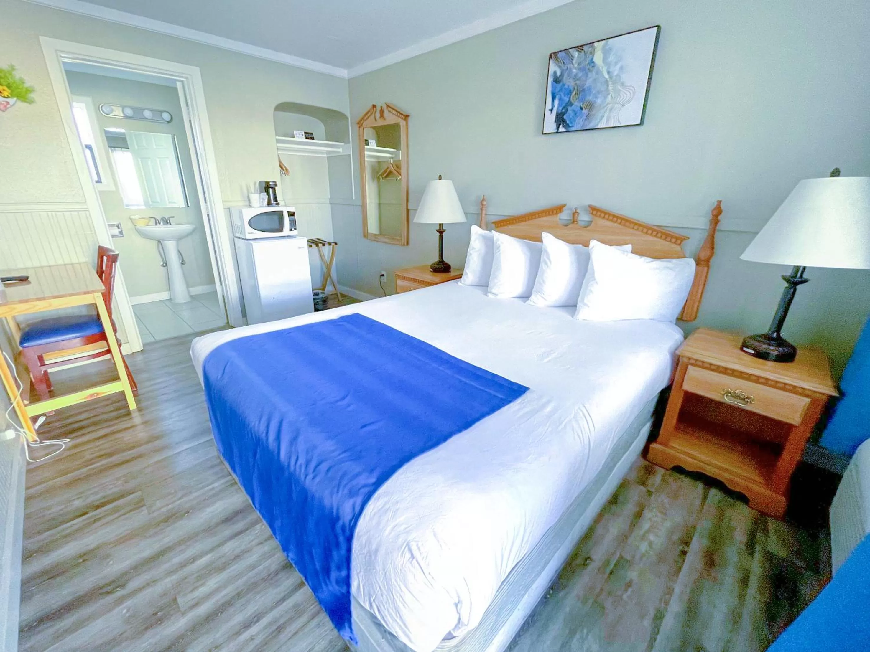 Bed in Omeo Suites Glass Beach