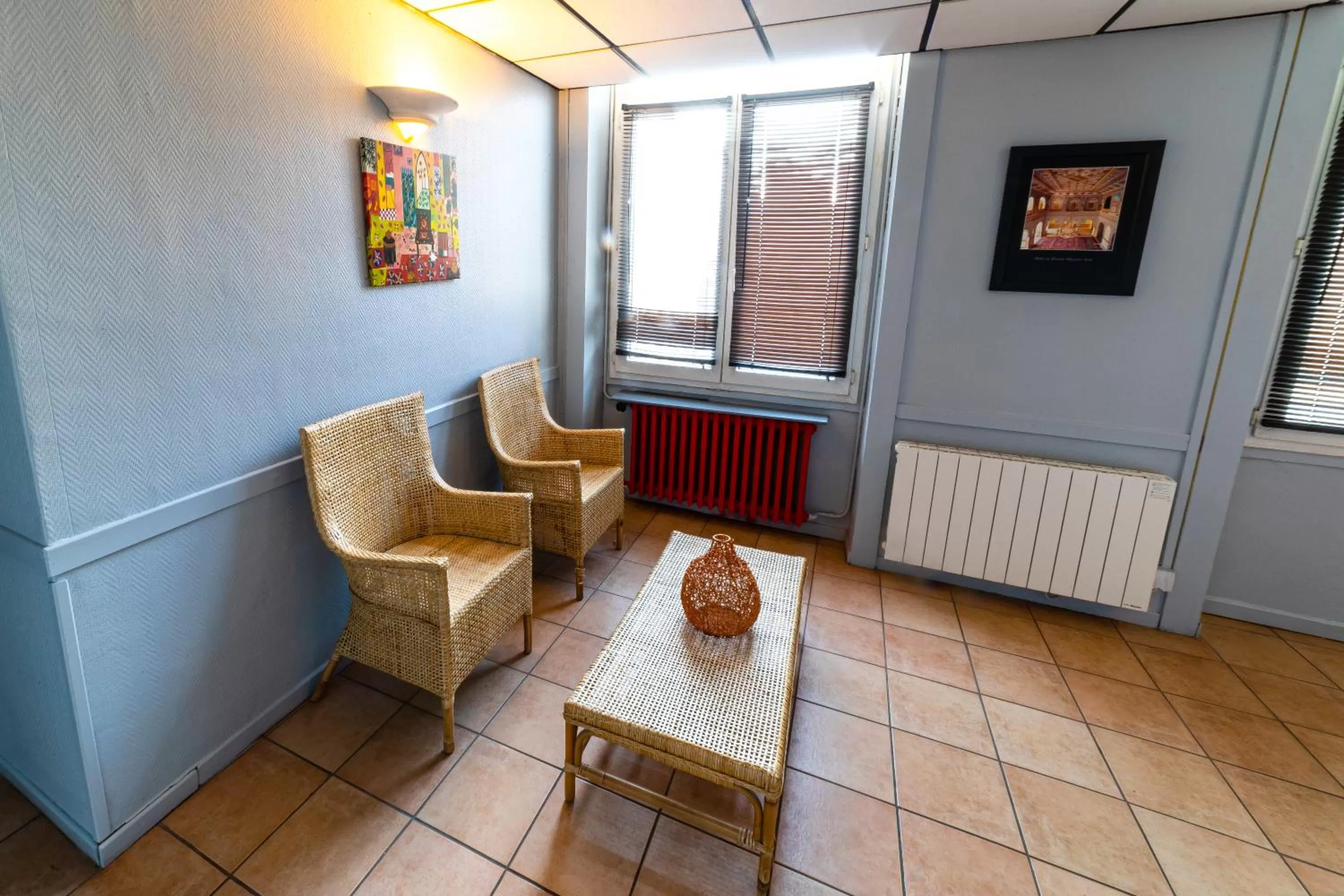 Communal lounge/ TV room in Hôtel Furania