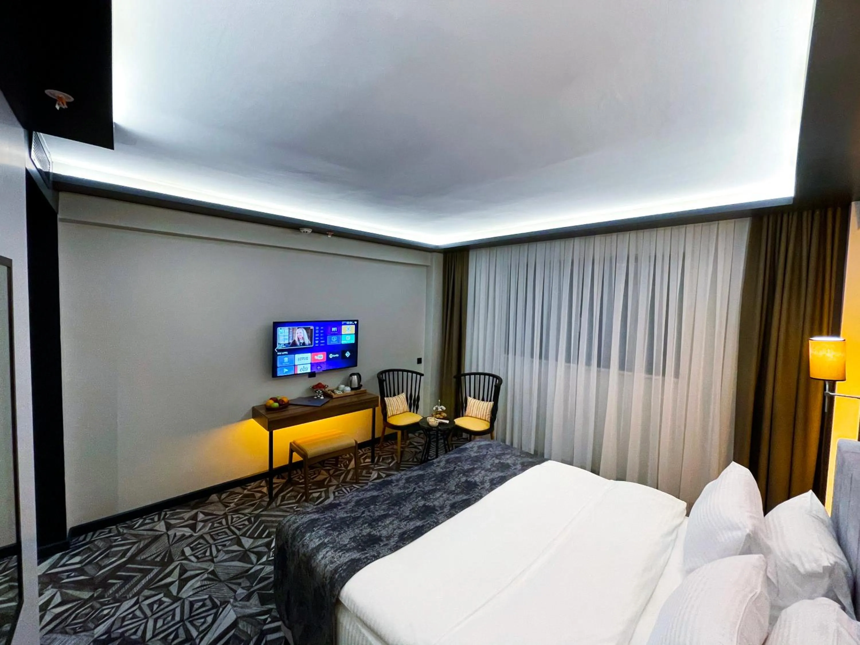 Photo of the whole room, Bed in Weingart Istanbul