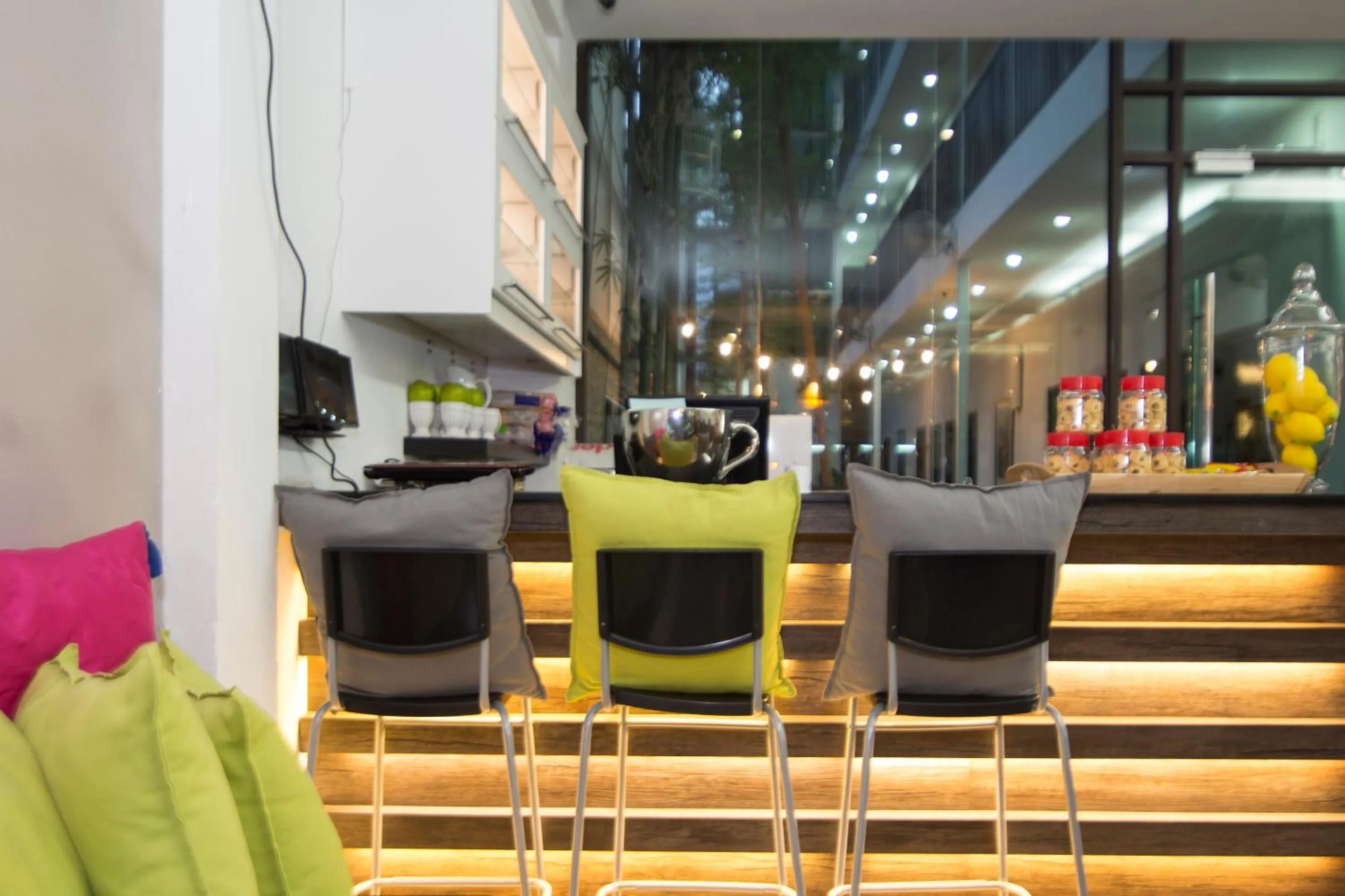 Restaurant/places to eat in V Garden Hotel