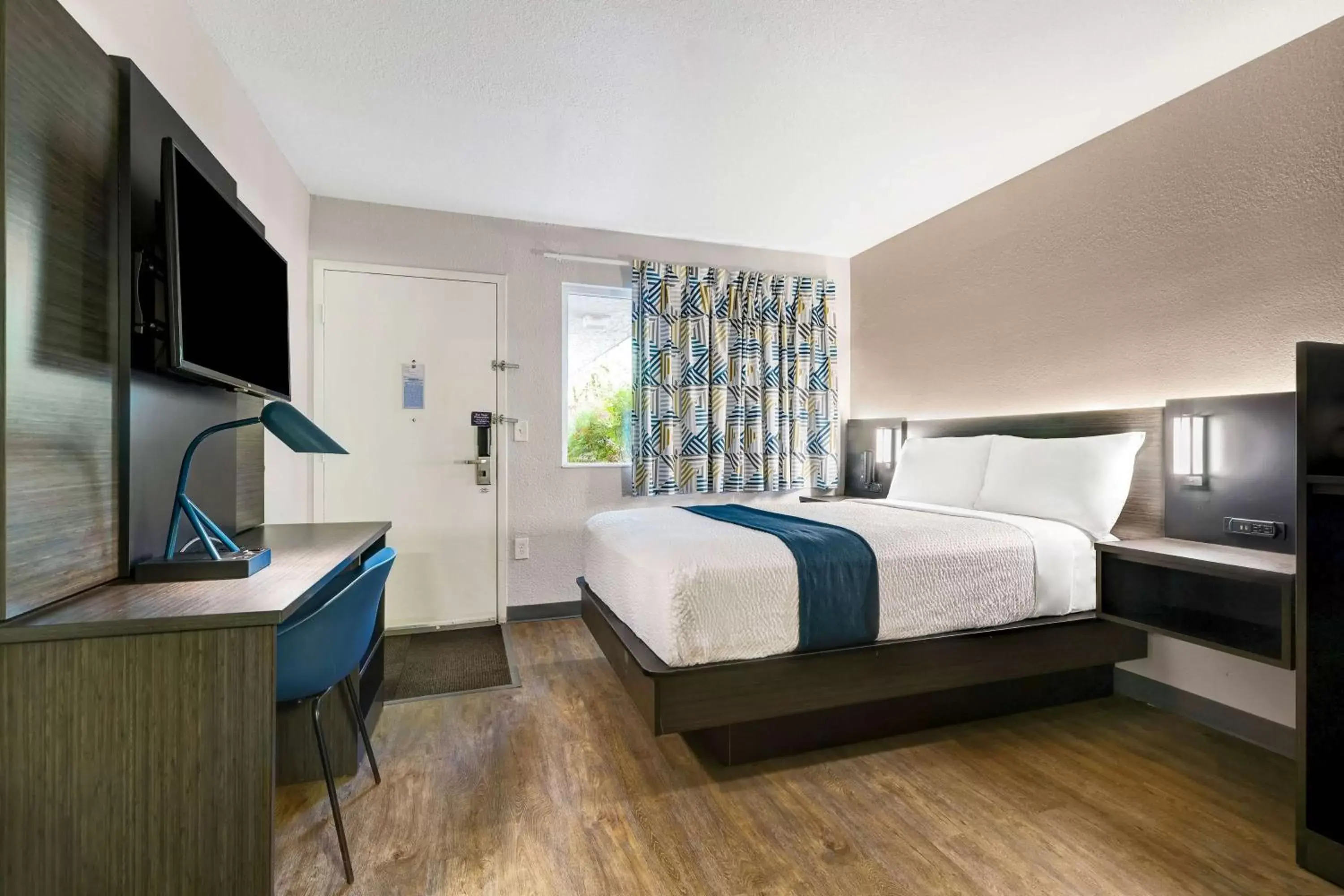 Queen Room in Motel 6-Issaquah, WA - Seattle - East Queen Room in Motel 6-Issaquah, WA - Seattle - East