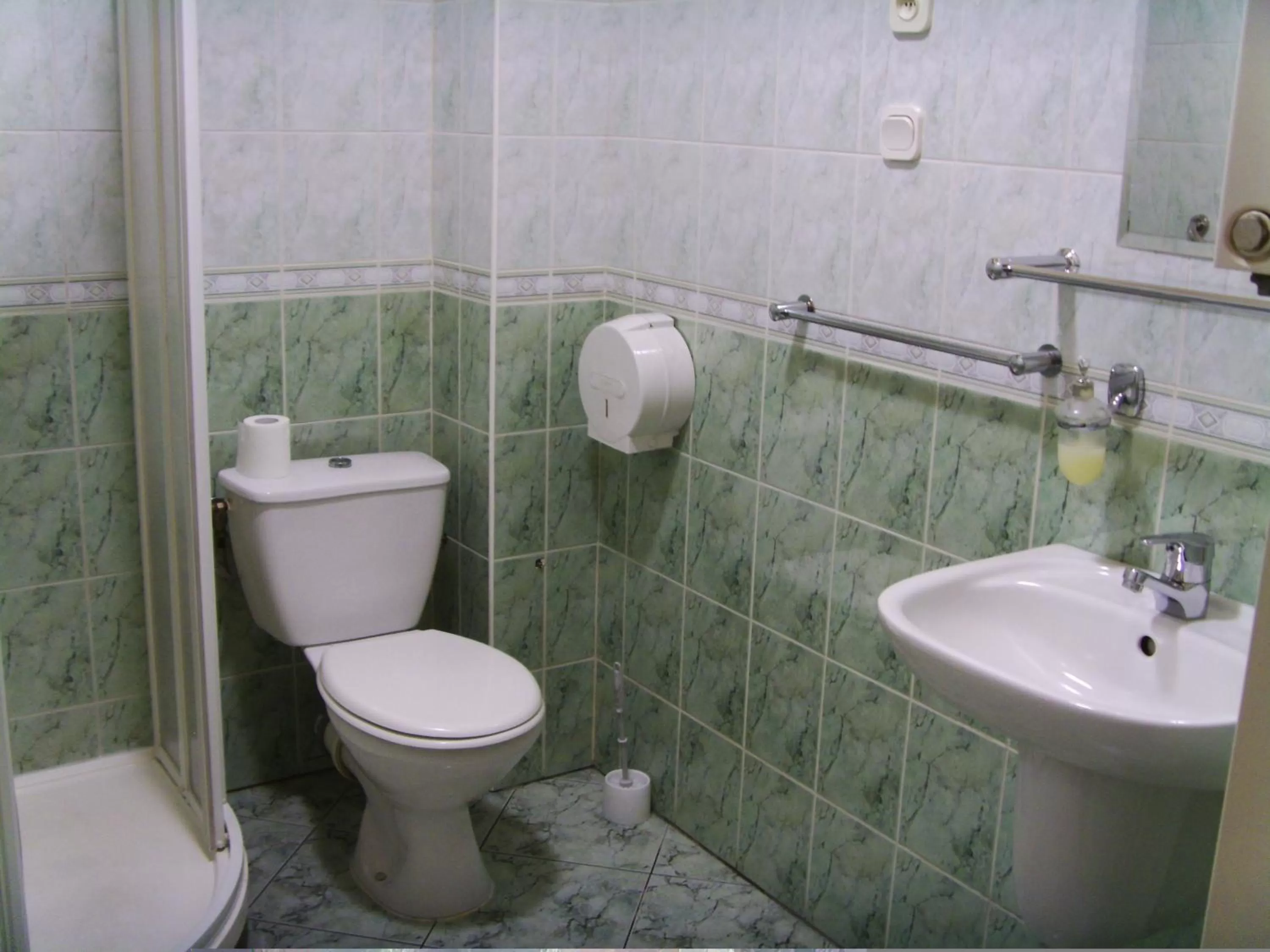 Shower, Bathroom in Hotel Iskra