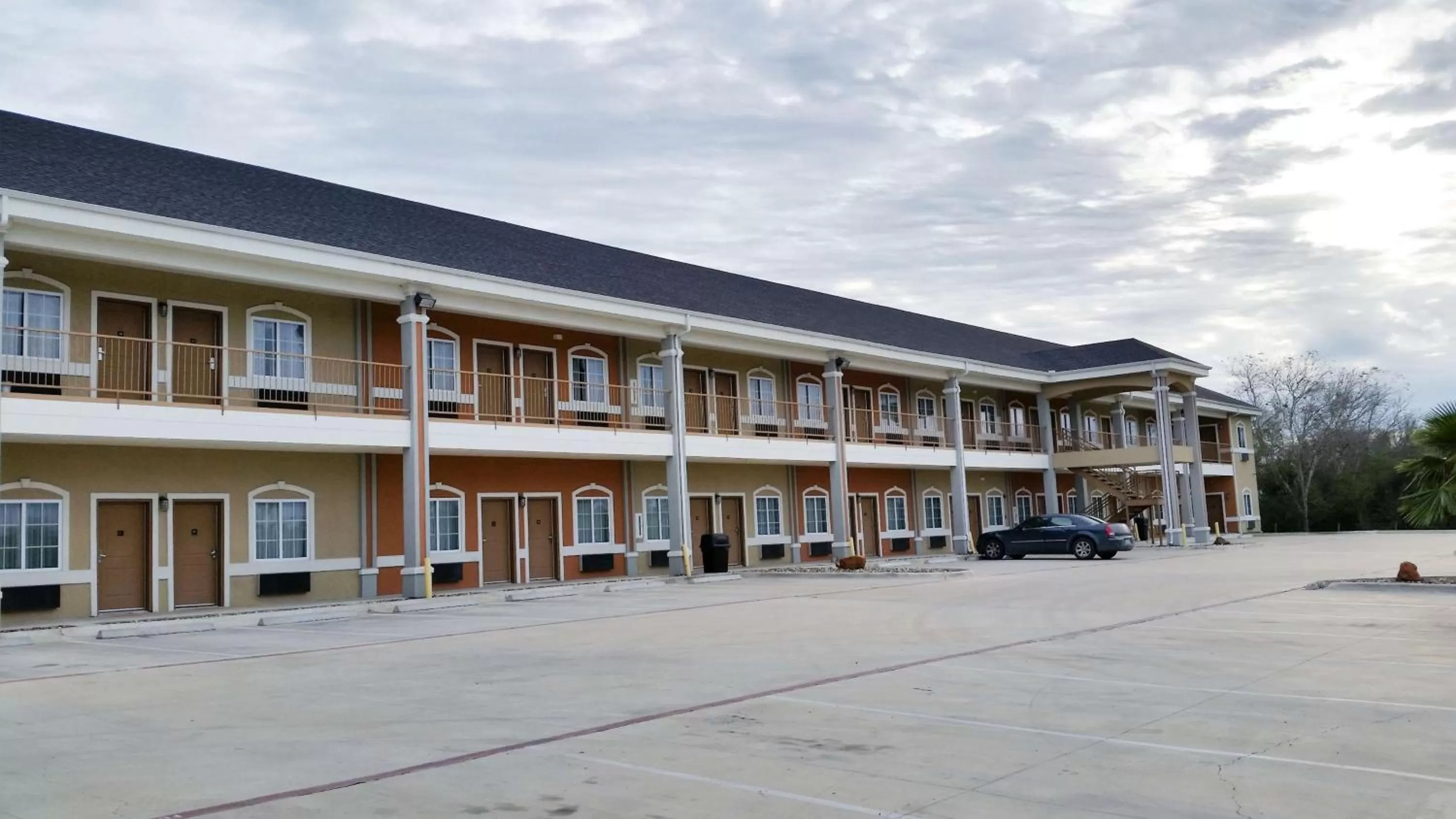 Property building in Studio 6-Beeville, TX