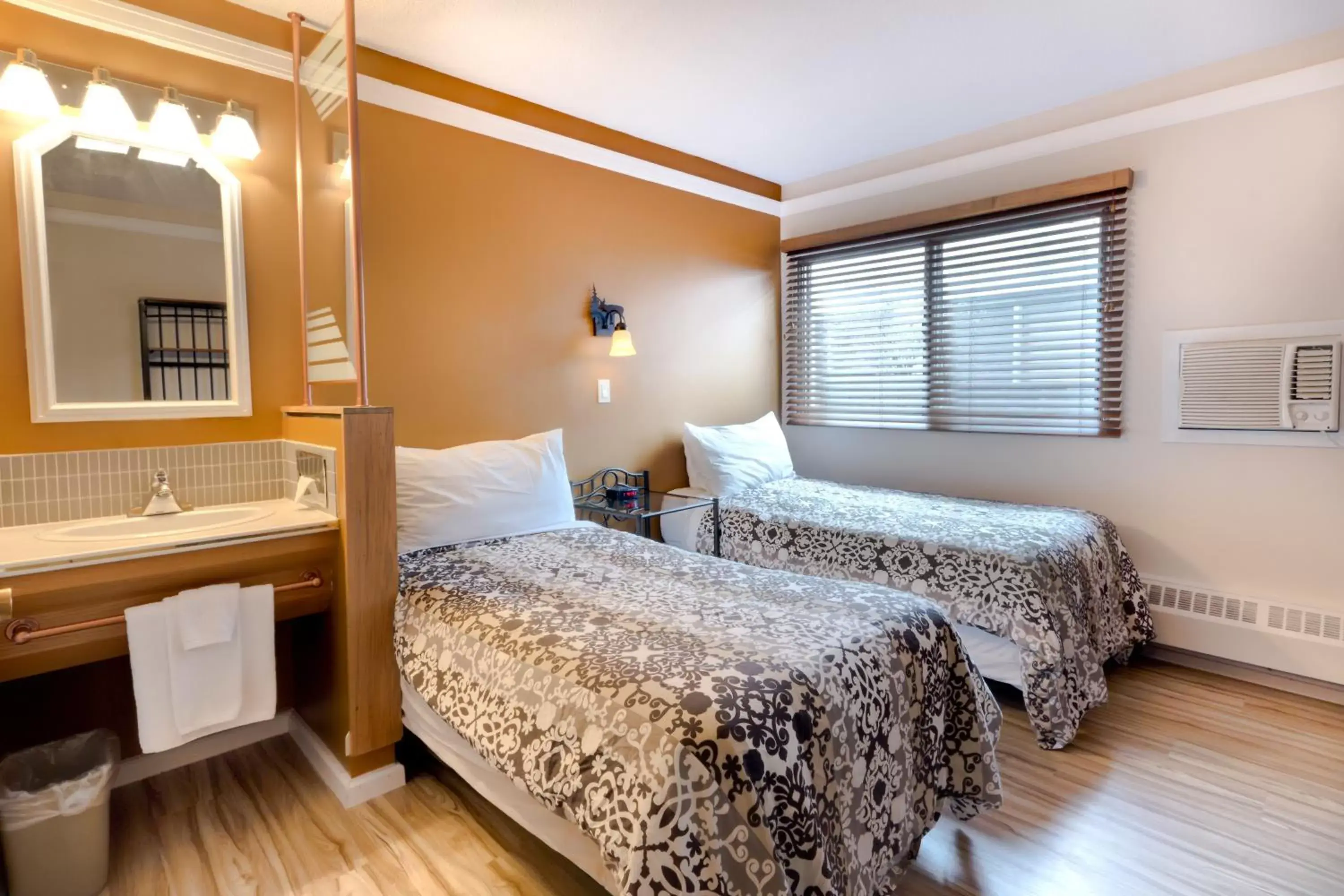 Standard Twin Room with Two Twin Beds in Astoria Hotel Standard Twin Room with Two Twin Beds in Astoria Hotel