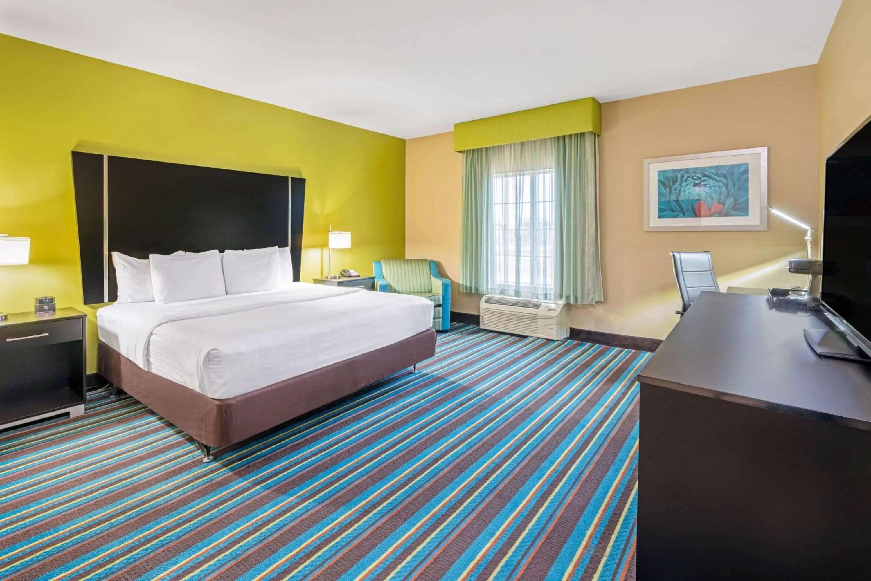 Photo of the whole room, Bed in La Quinta by Wyndham Muskogee