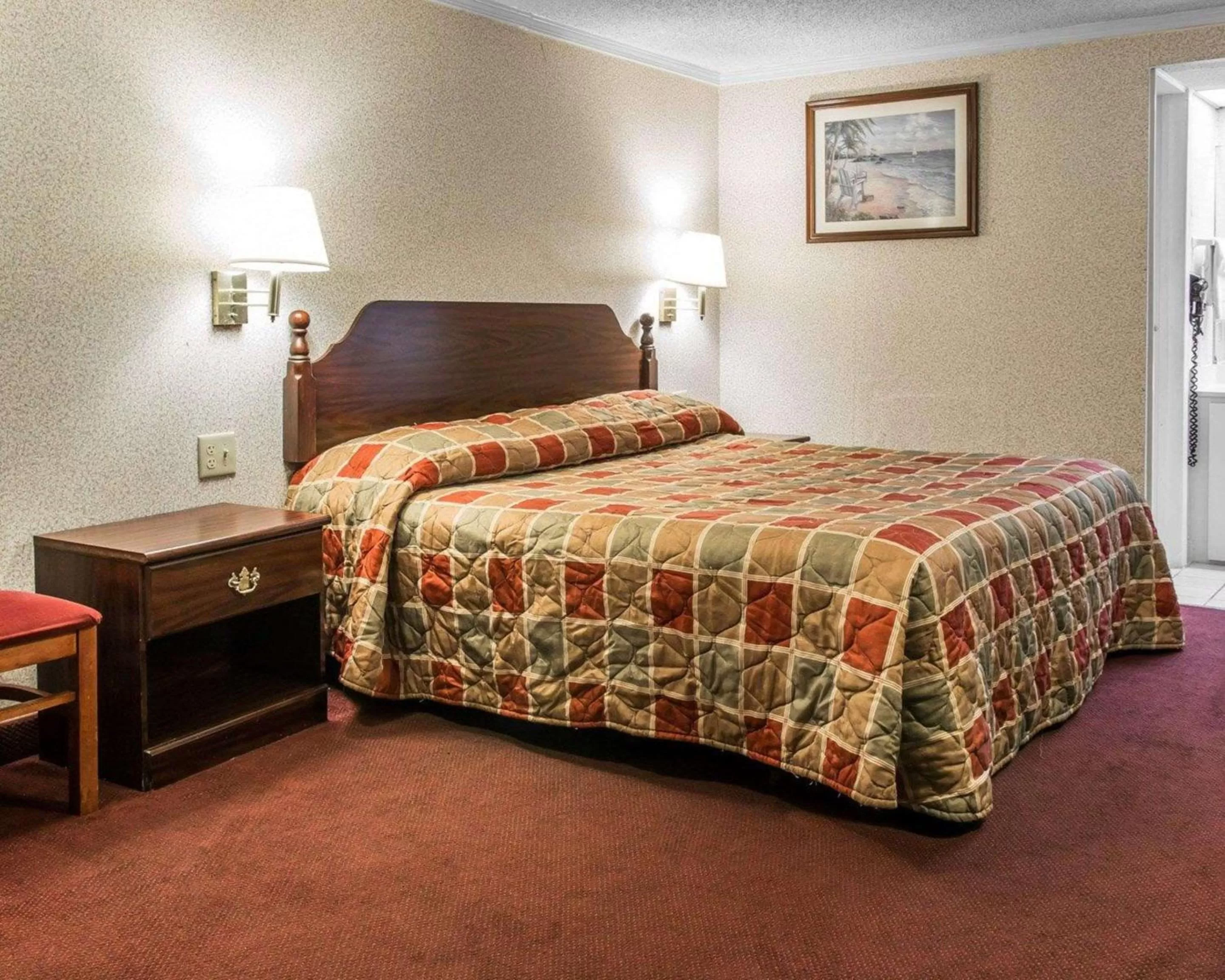 Photo of the whole room, Bed in Rodeway Inn Madison Heights - Detroit