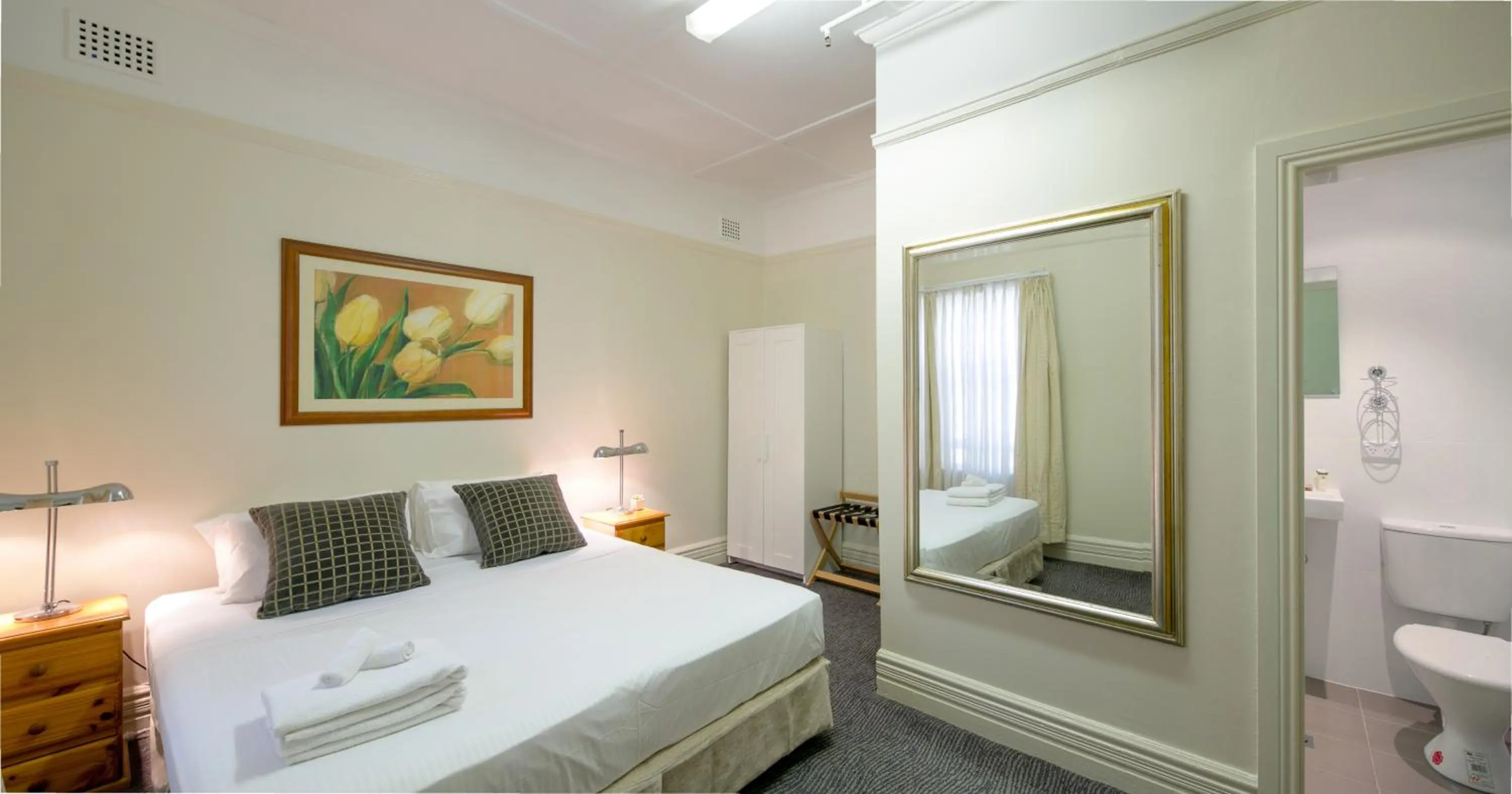 Photo of the whole room, Bed in Neutral Bay Lodge