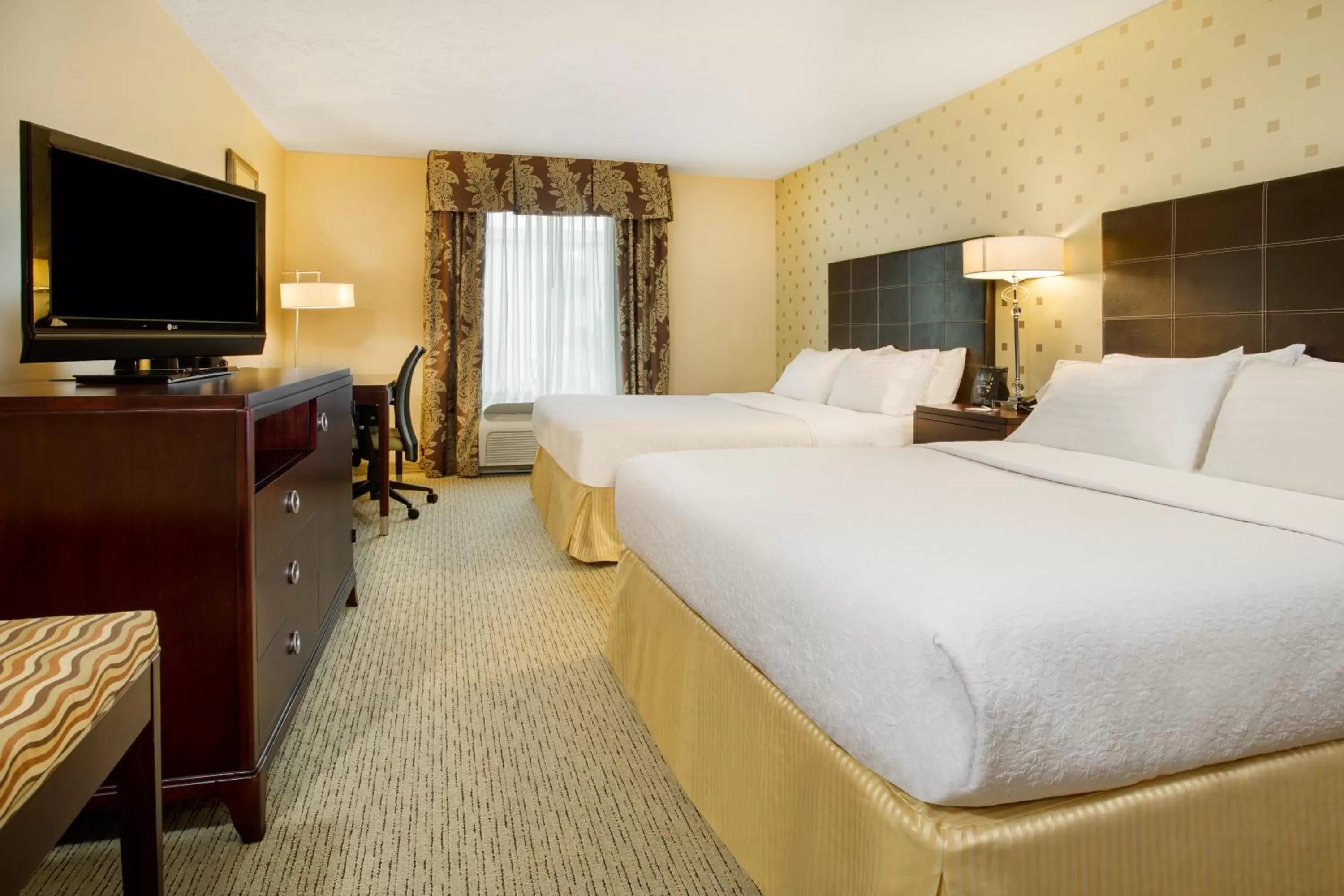 Photo of the whole room, Bed in Holiday Inn Bloomington-University Area by IHG