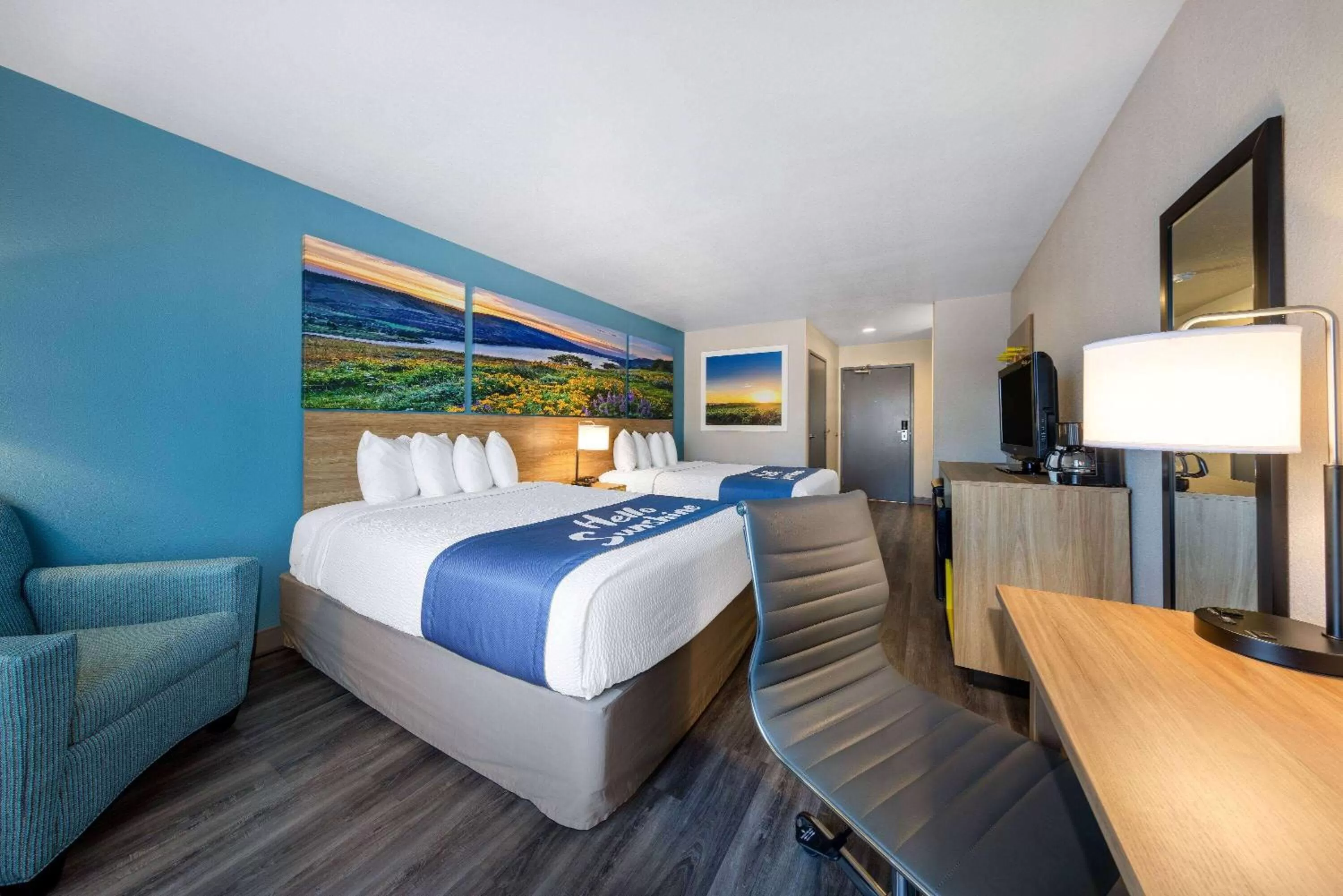 Photo of the whole room, Bed in Days Inn by Wyndham Lathrop
