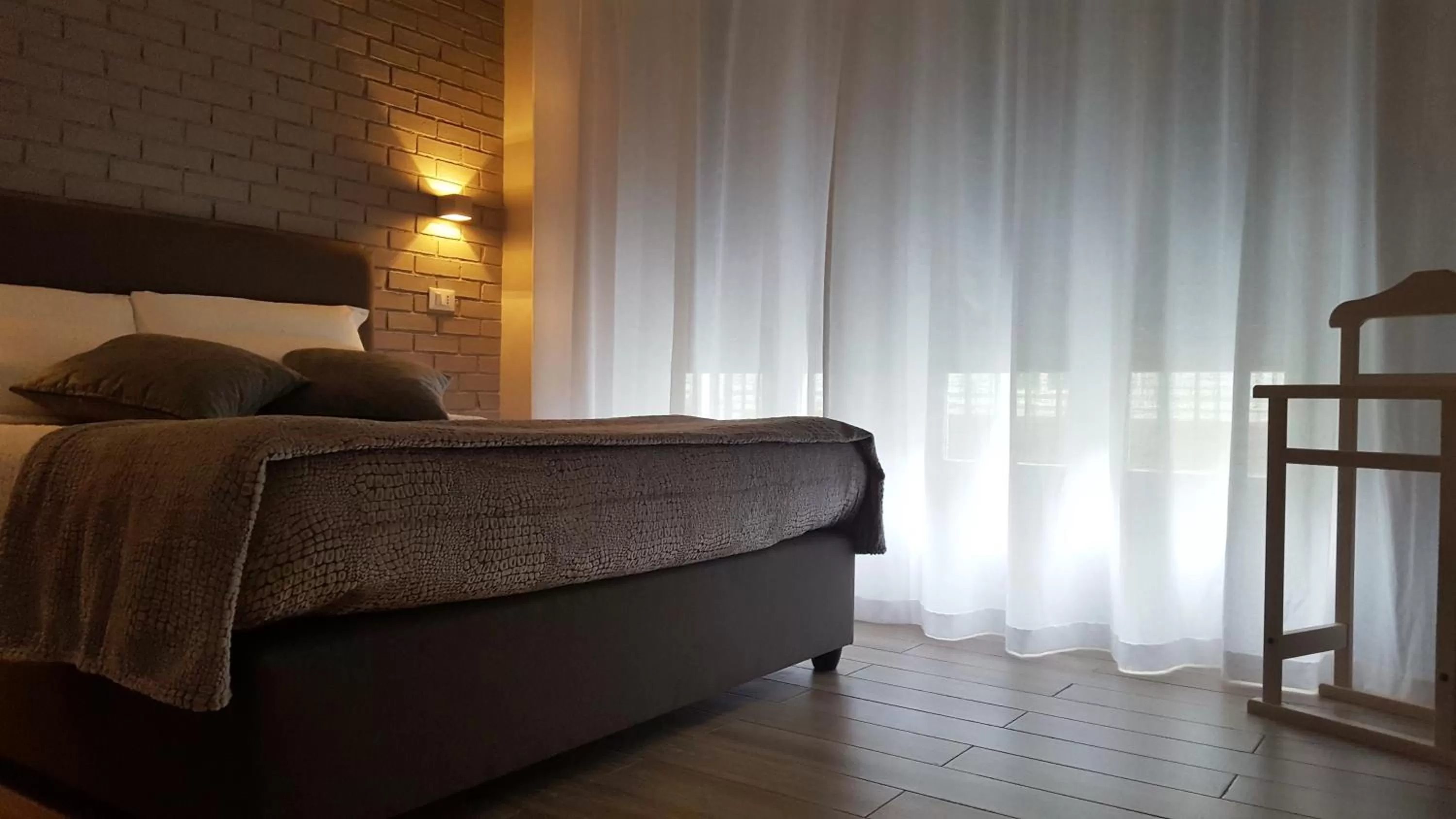 Bedroom, Bed in Alma Hotel