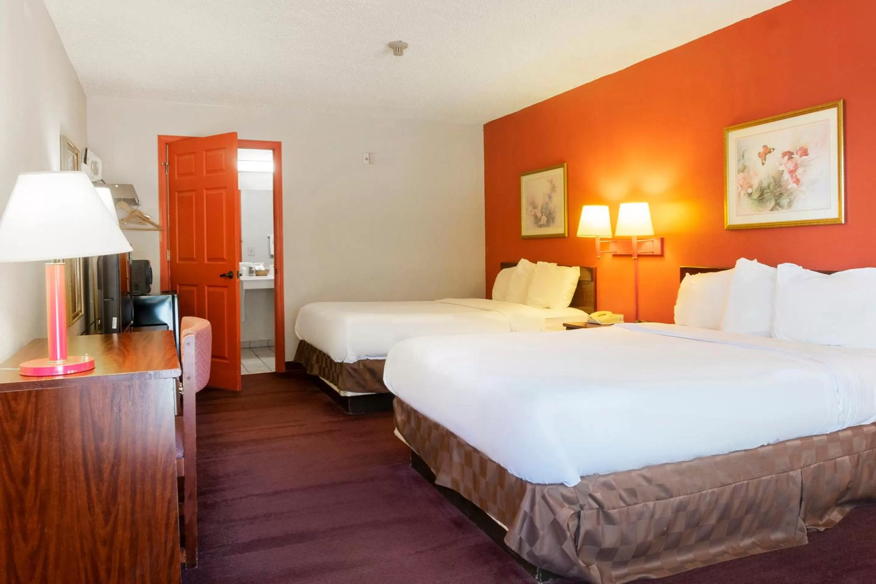 Bedroom, Bed in Days Inn by Wyndham Adairsville