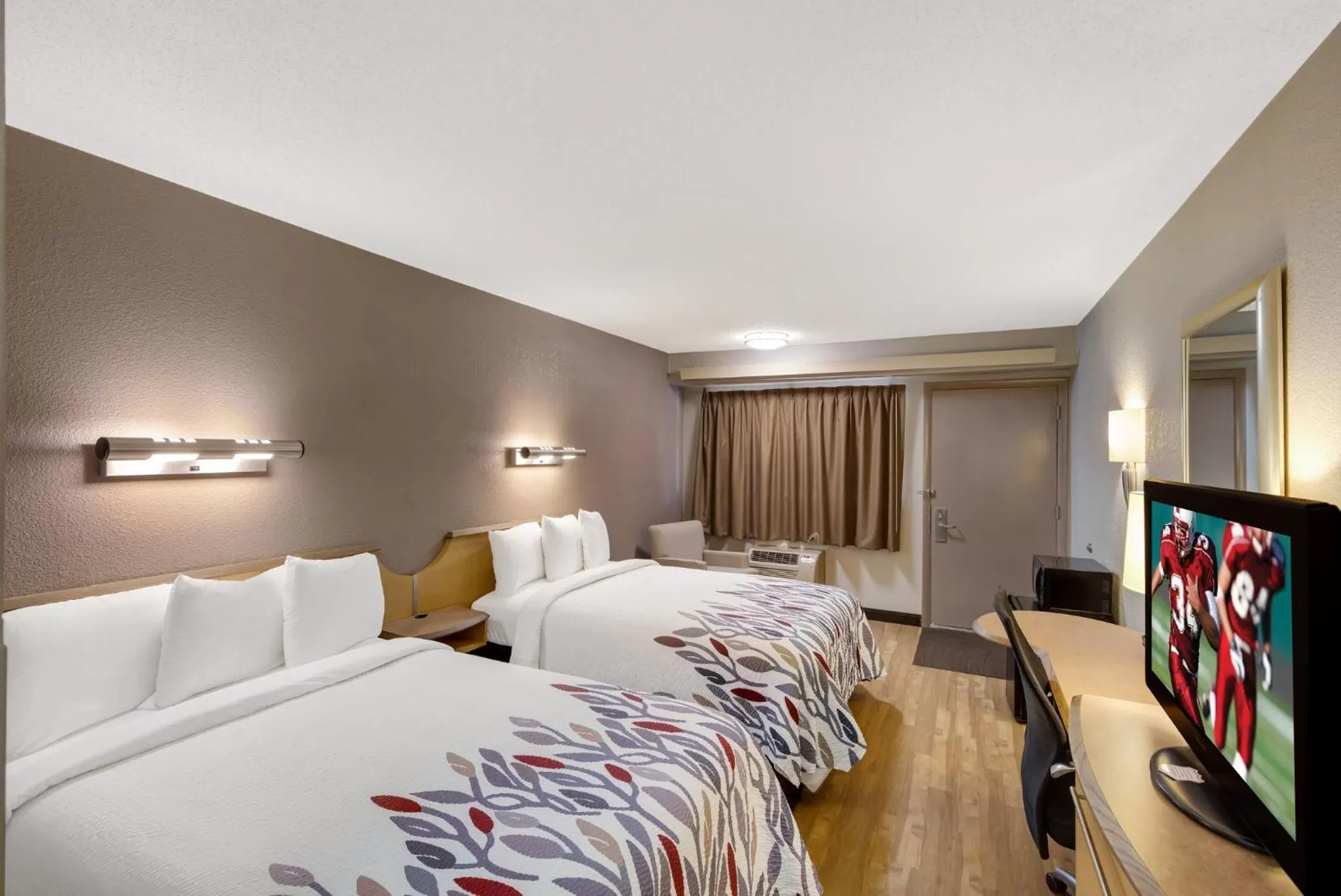 Photo of the whole room, Bed in Red Roof Inn Asheville - Biltmore West