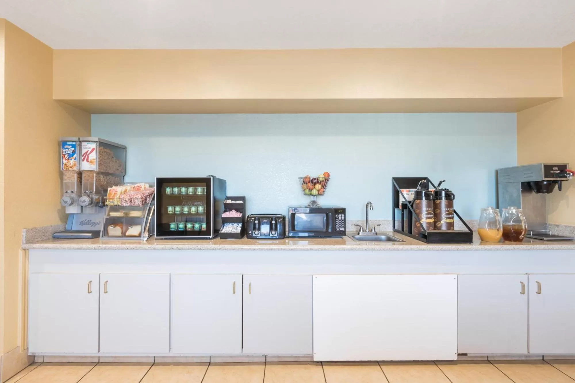 Food and drinks in Super 8 by Wyndham Midland