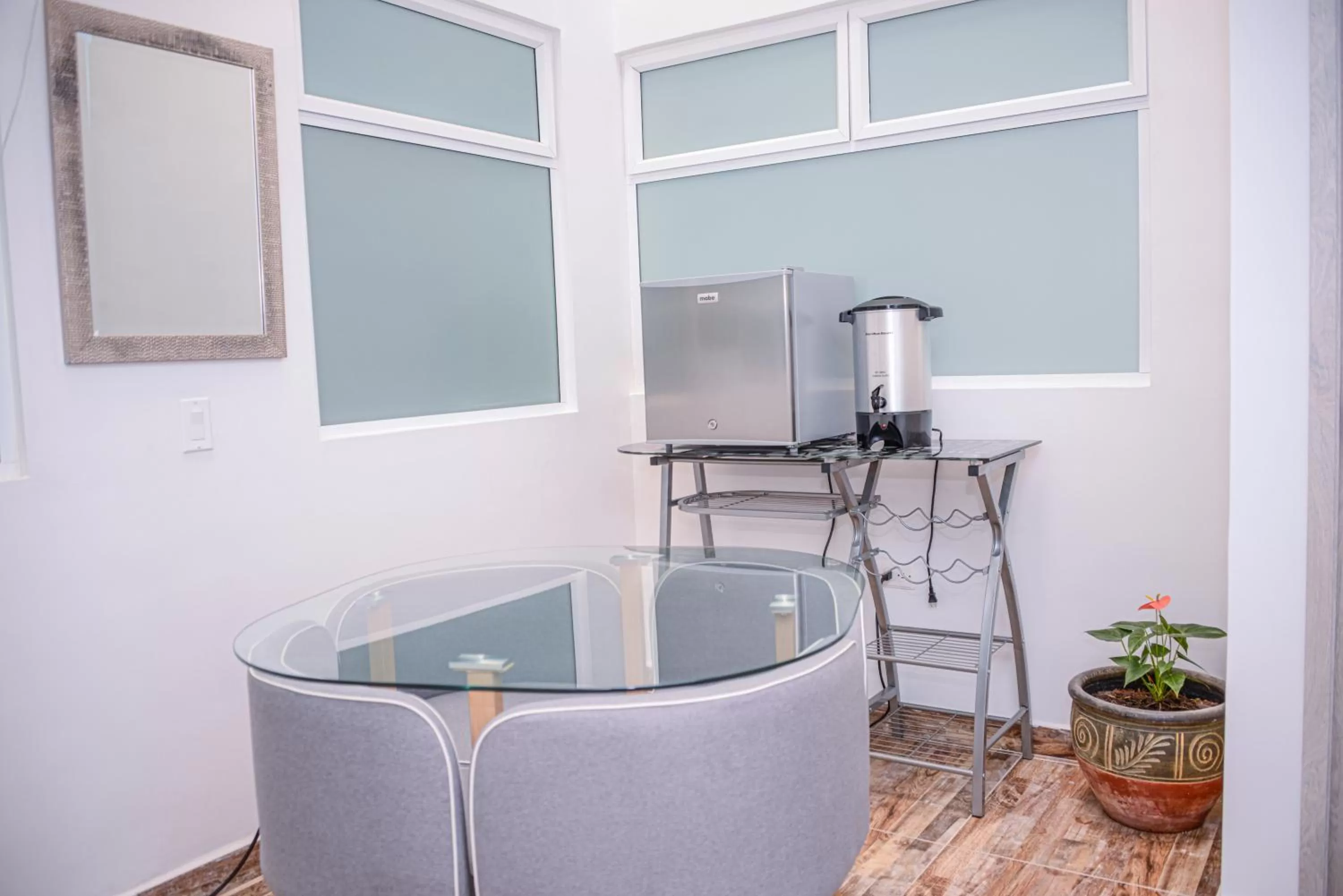 Coffee/tea facilities, Bathroom in Miracle