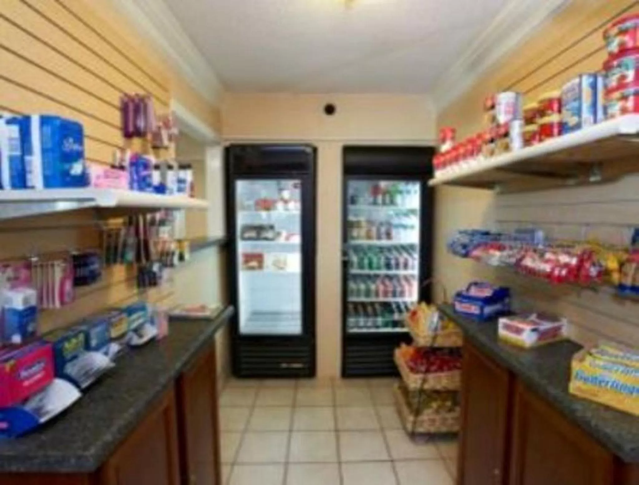 On-site shops in Ramada by Wyndham Tuscaloosa