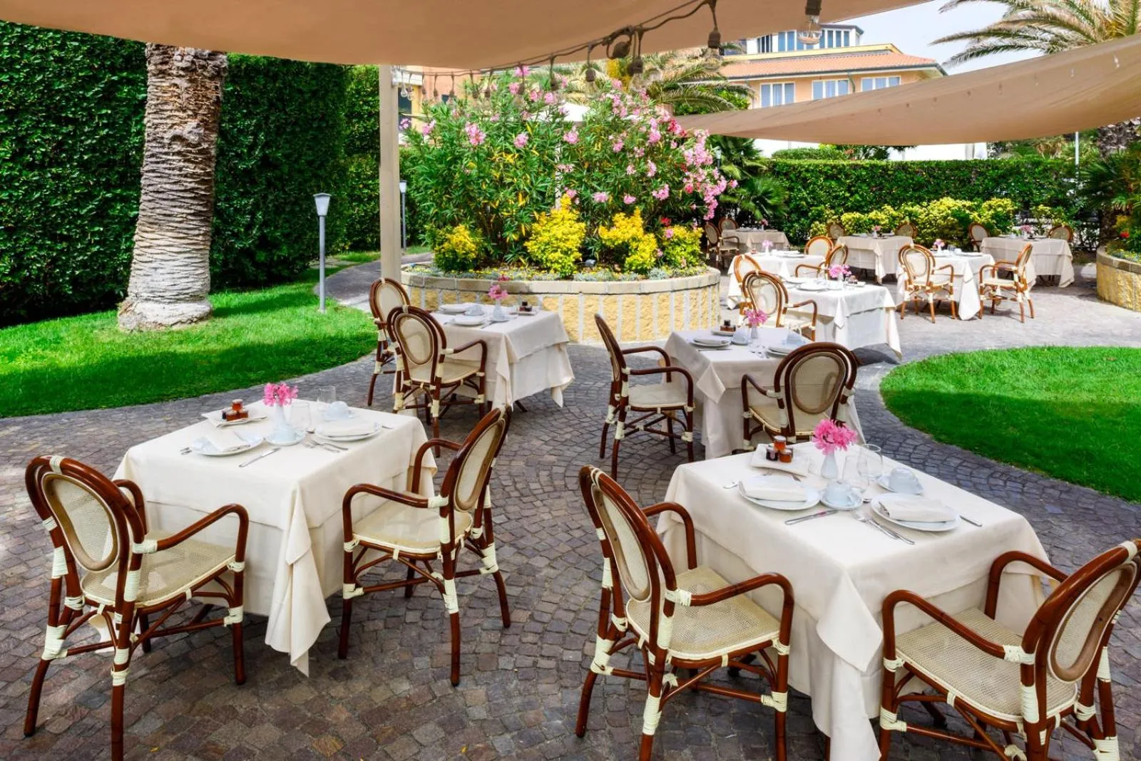 Restaurant/places to eat in Grand Hotel Continental