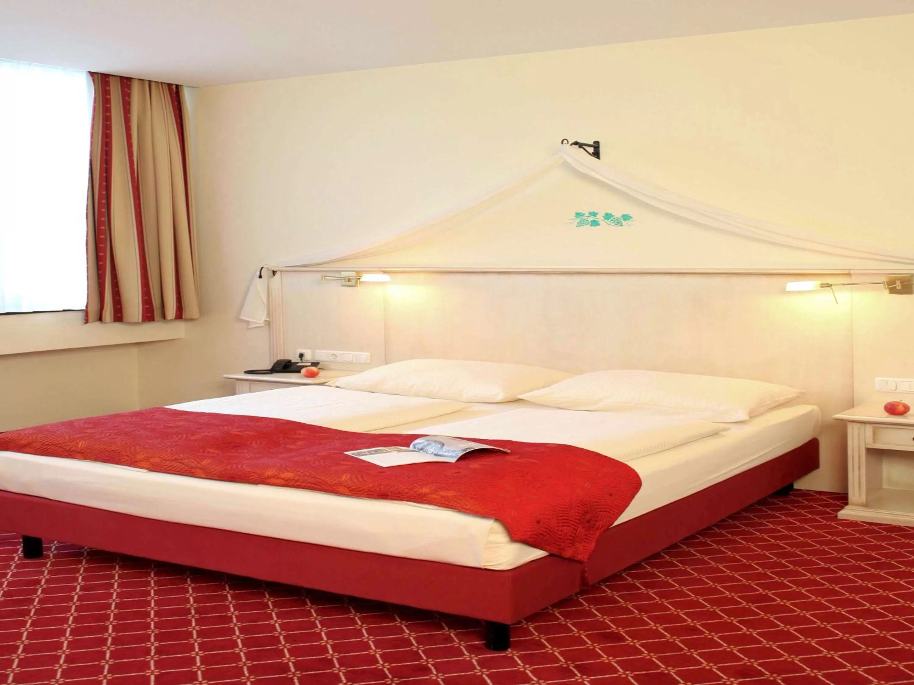 Photo of the whole room, Bed in Hotel Chateau Kurfürstendamm