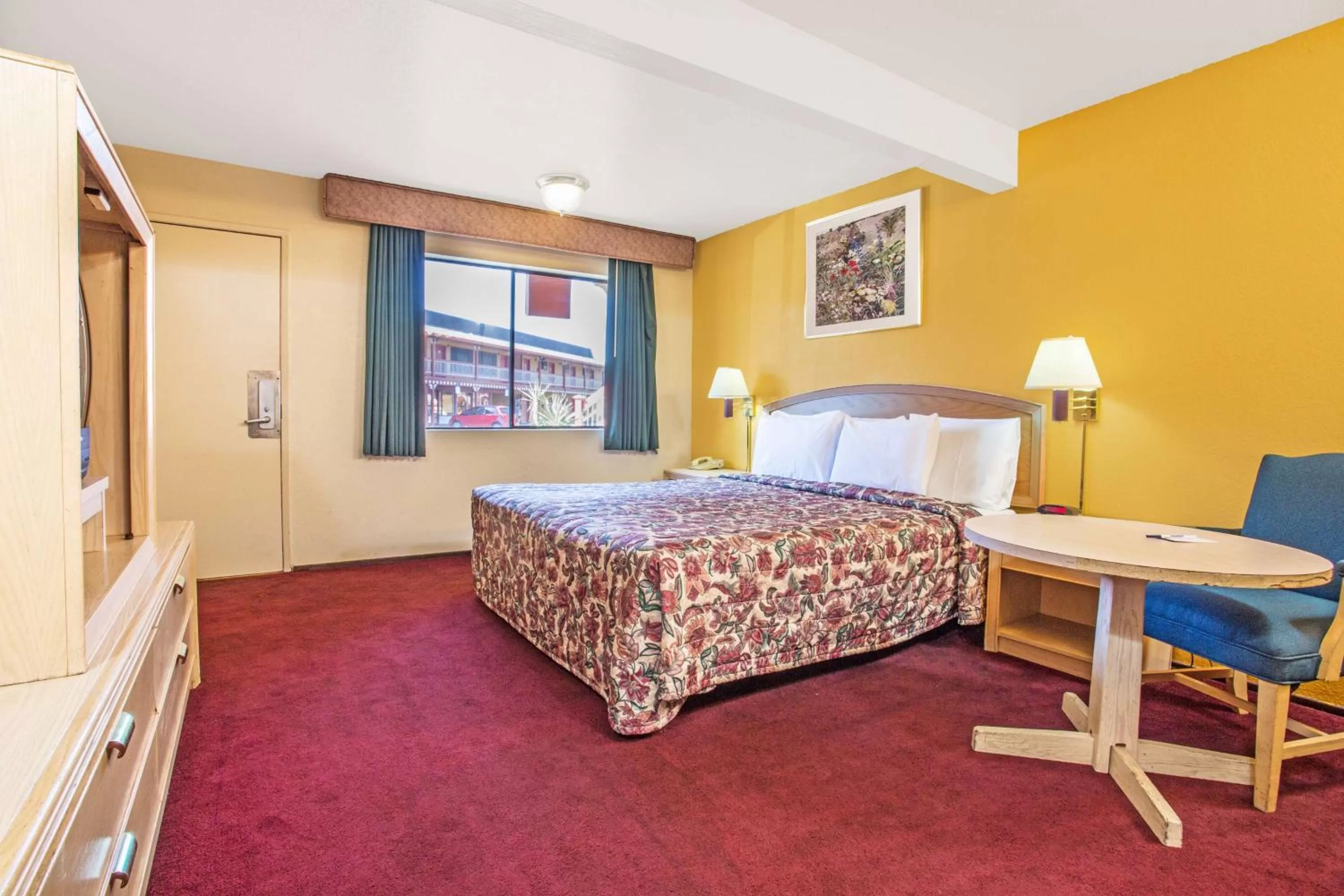 Queen Room with Pool View - Non-Smoking in Travelodge by Wyndham Turlock