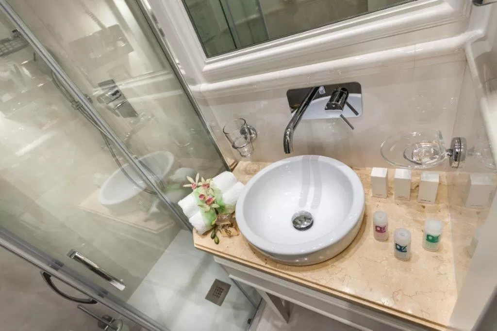 Bathroom in Palazzo Cardinal Cesi