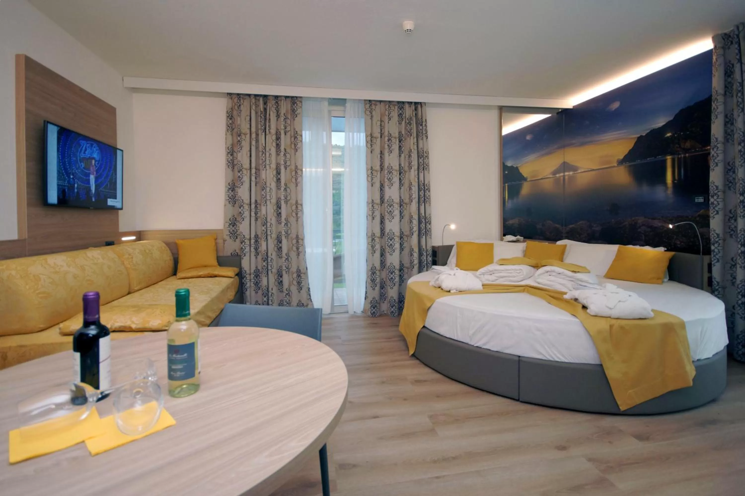 Romantic Junior Suite in Ambassador Suite Hotel